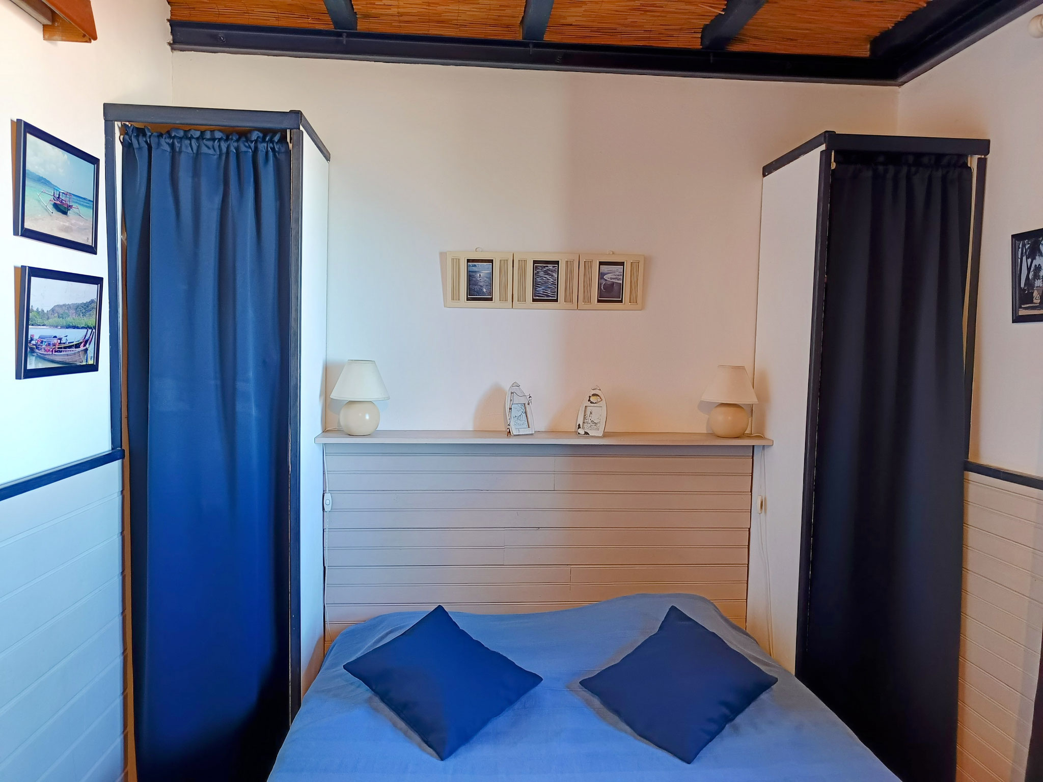 Chambre rez-de-chaussée bungalow n°9 – détail lit double 140x200, linge de maison fourni