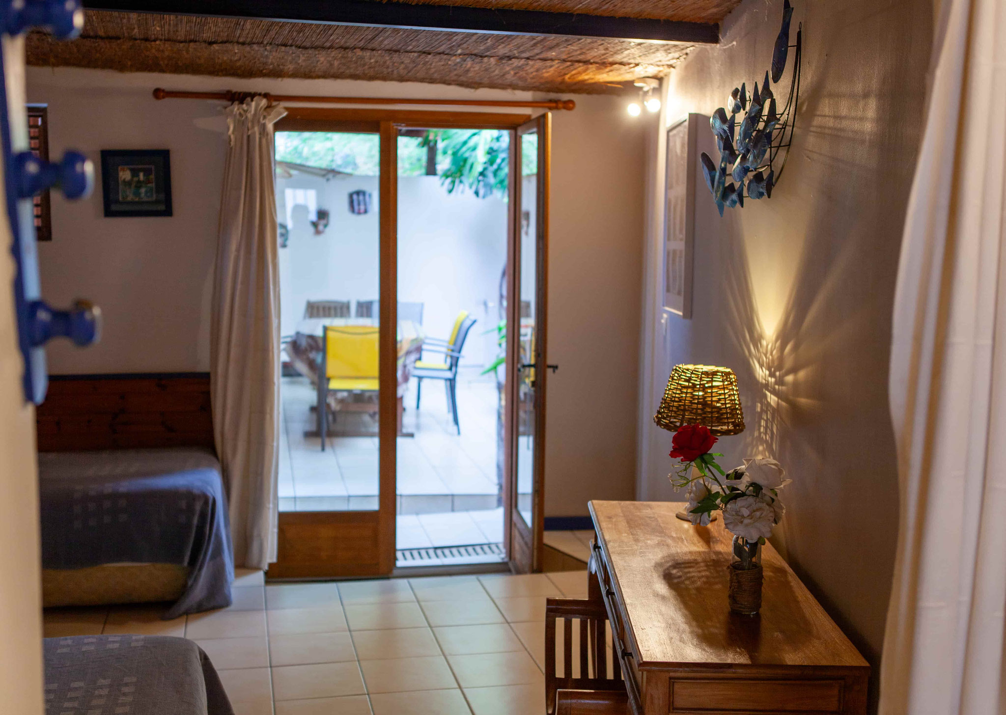 Chambre 1 bungalow n°10 – accès direct terrasse couverte, lit double, décoration bleue marine