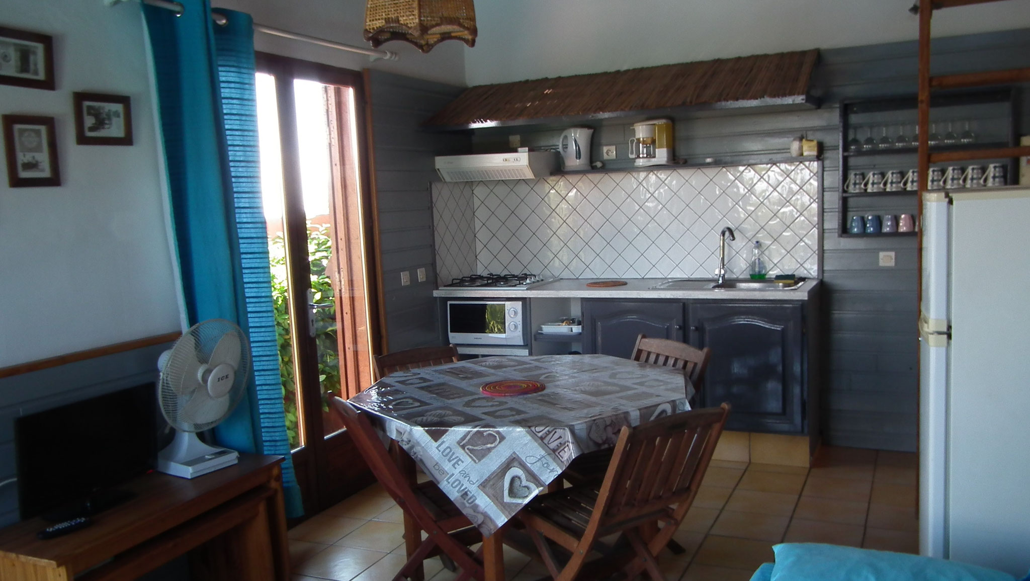 Open-plan kitchen and dining room with exposed beams, Bungalow 7 T3, self-catering rental Reunion Island