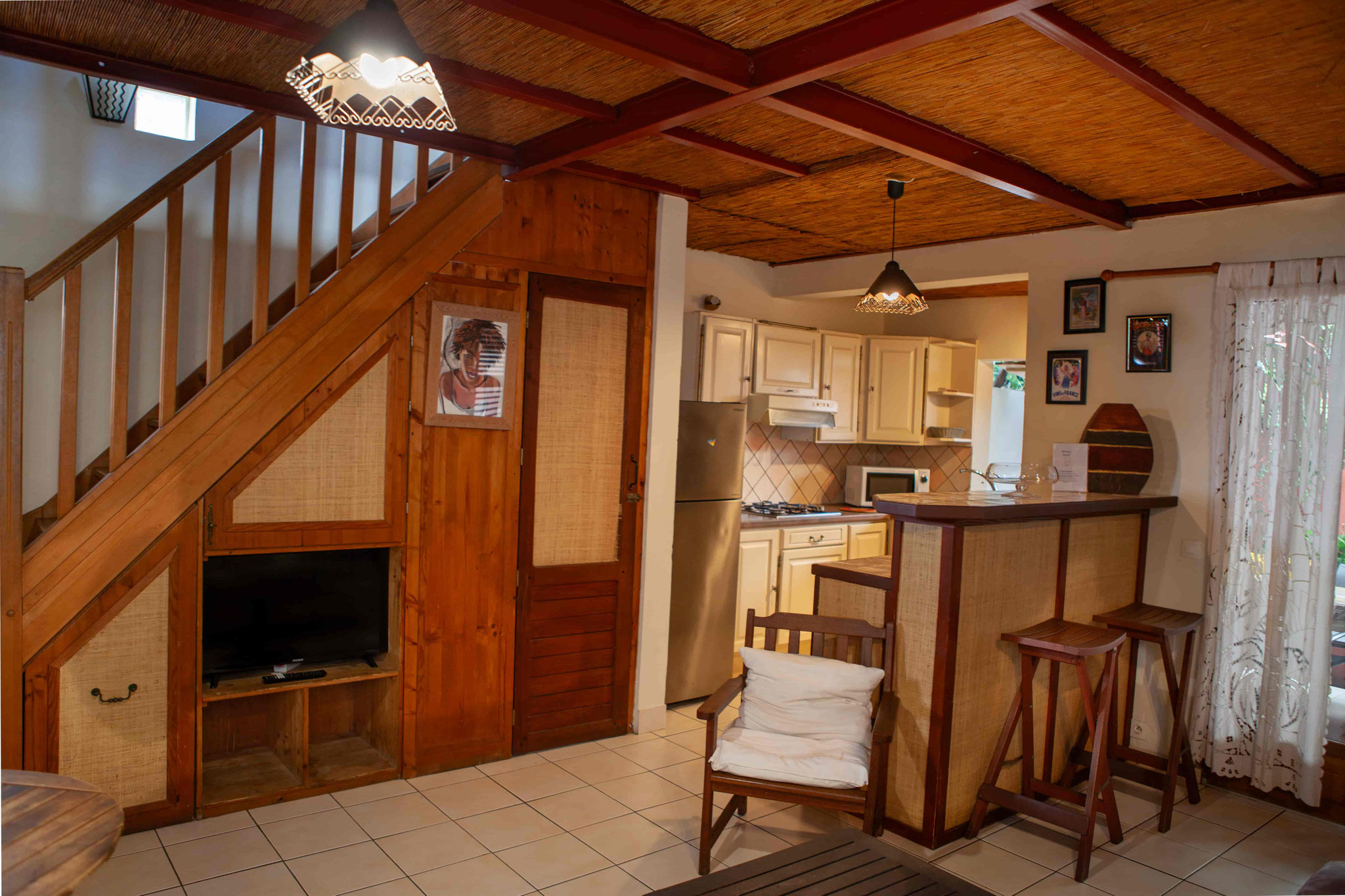 Mezzanine level with wooden staircase overlooking the living area, Bungalow 10, large holiday bungalow Reunion Island