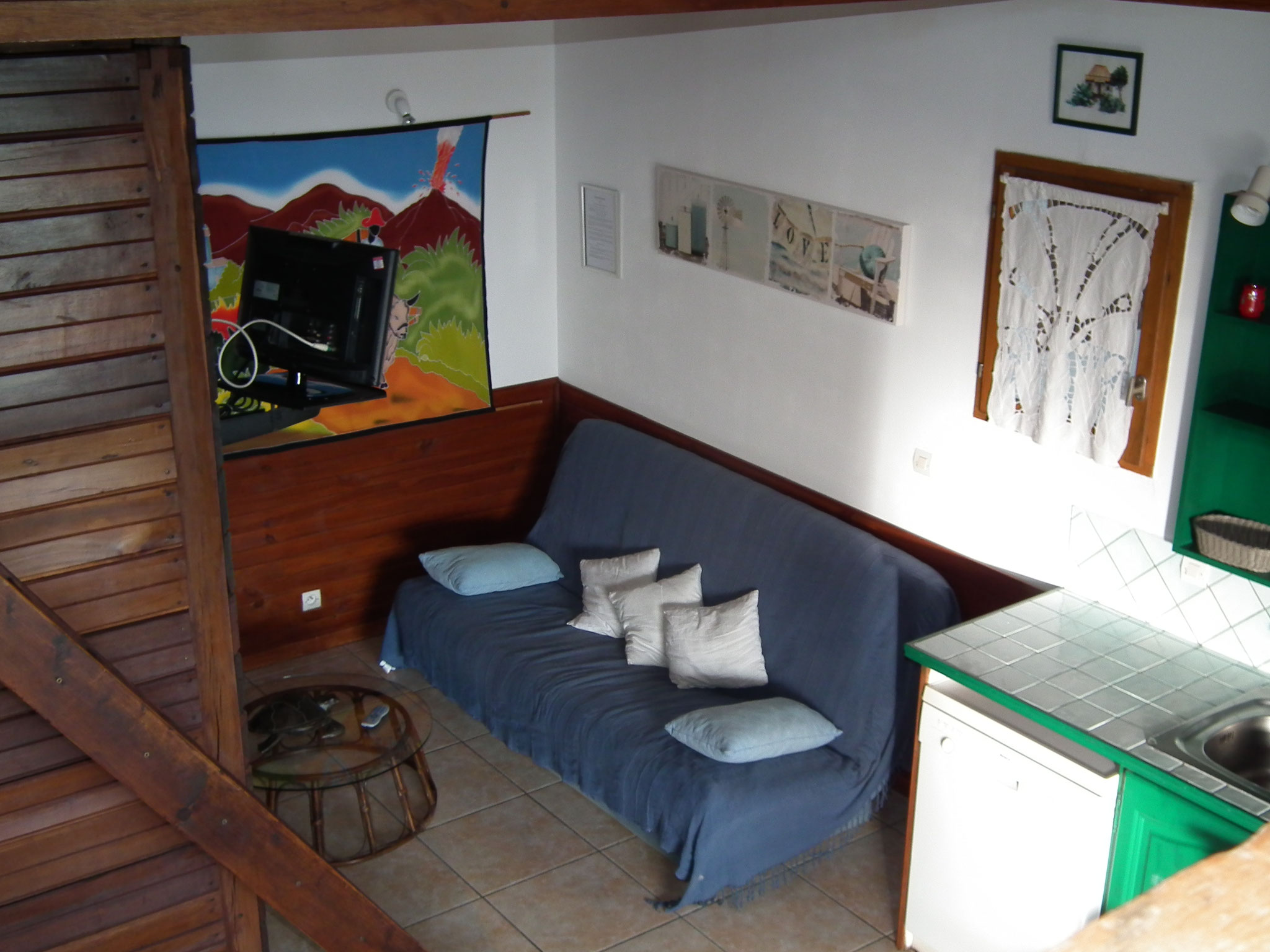 Spacious living room with blue sofa and cathedral ceiling, Bungalow 8 T4, Le Cardinal des Grands Bleus