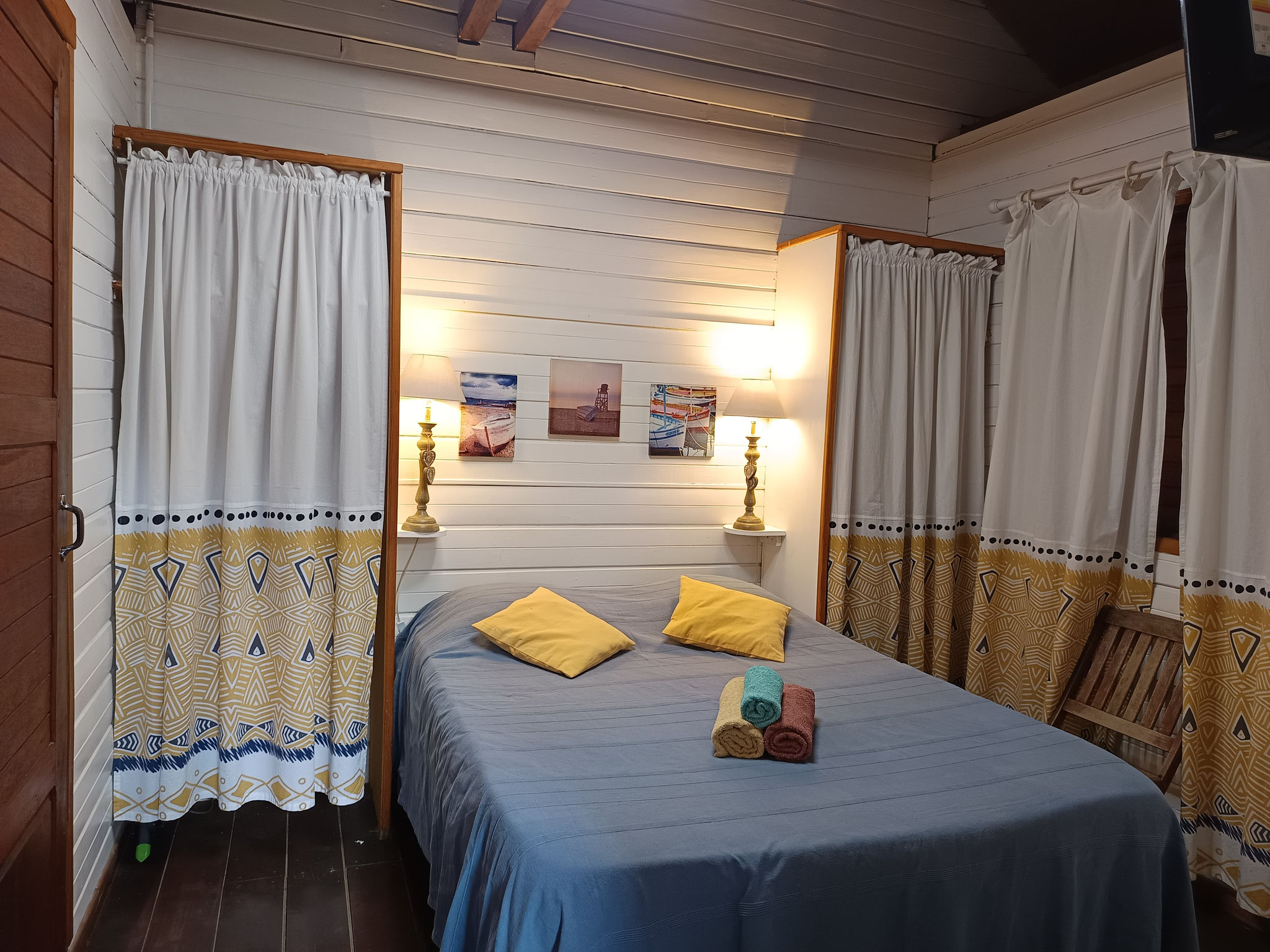 Comfortable double bedroom with bedside lighting, Bungalow 1, bungalow rental Saint-Leu Réunion