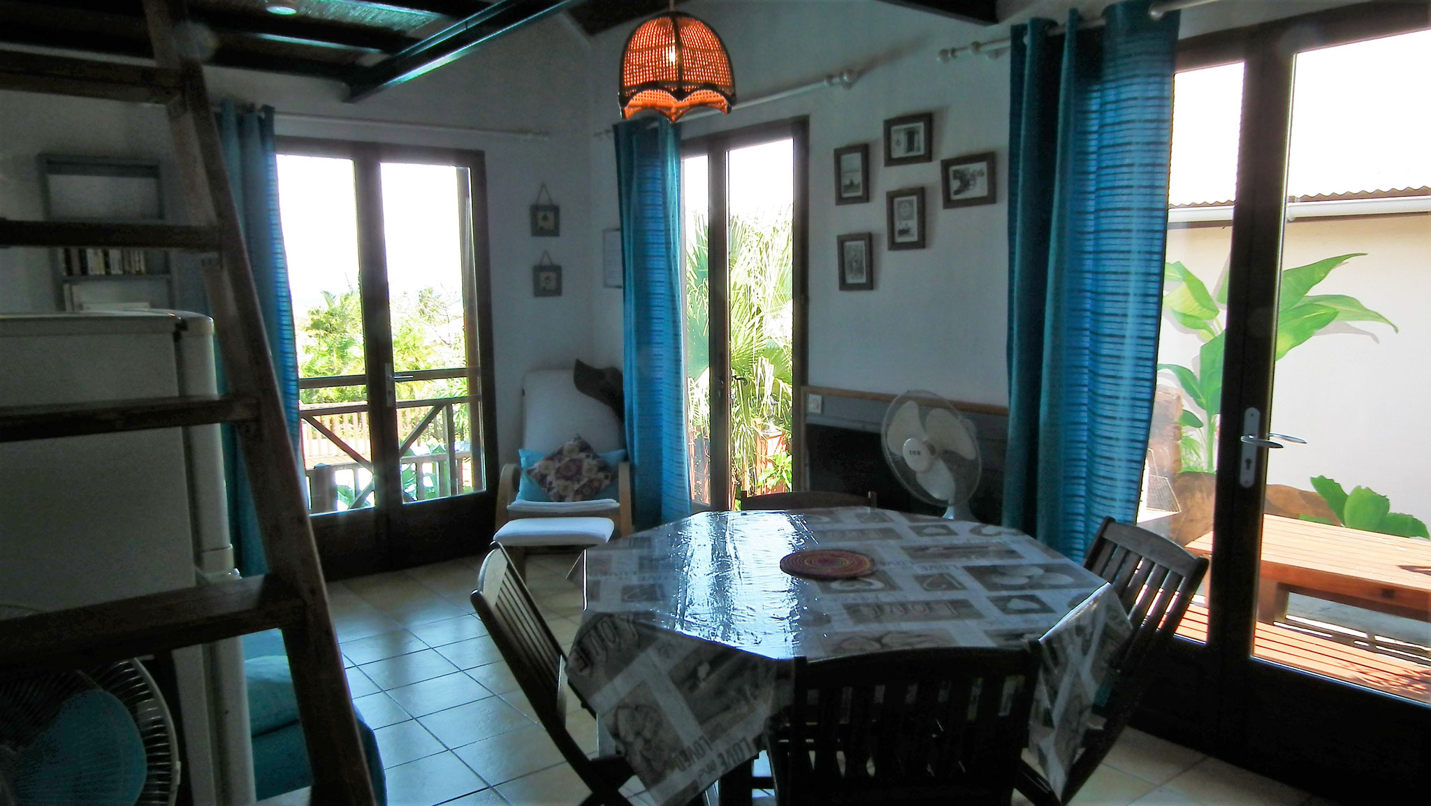 Dining area with wooden table and large window, Bungalow 7, holiday bungalow rental Saint-Leu Réunion