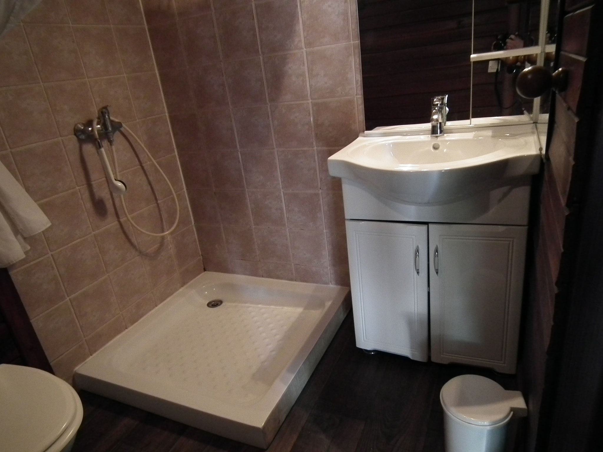 Bathroom with walk-in shower and vanity unit, Bungalow 2, Le Cardinal des Grands Bleus