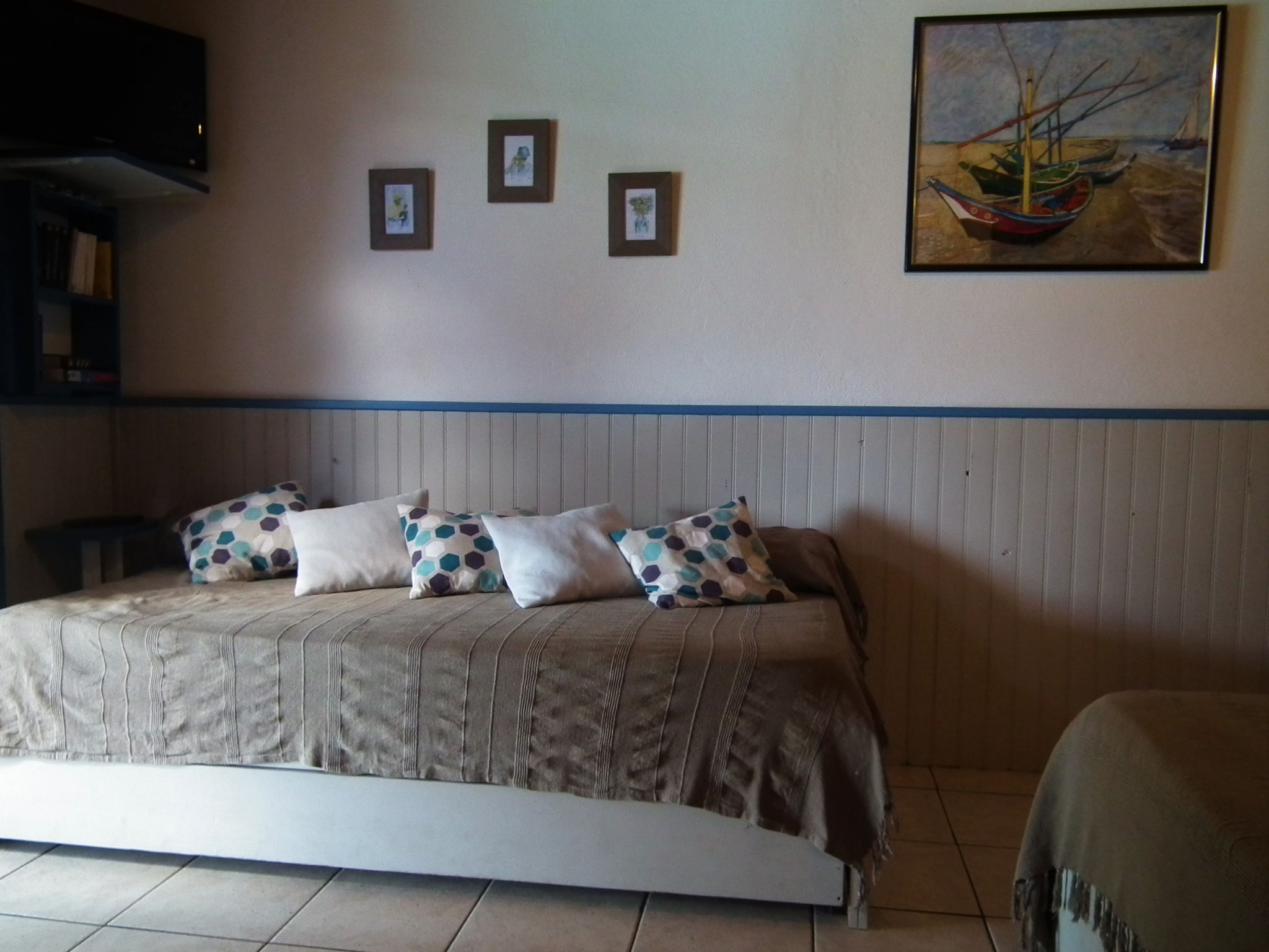 Bedroom with wooden headboard and framed pictures, Bungalow 4, furnished bungalow rental Saint-Leu