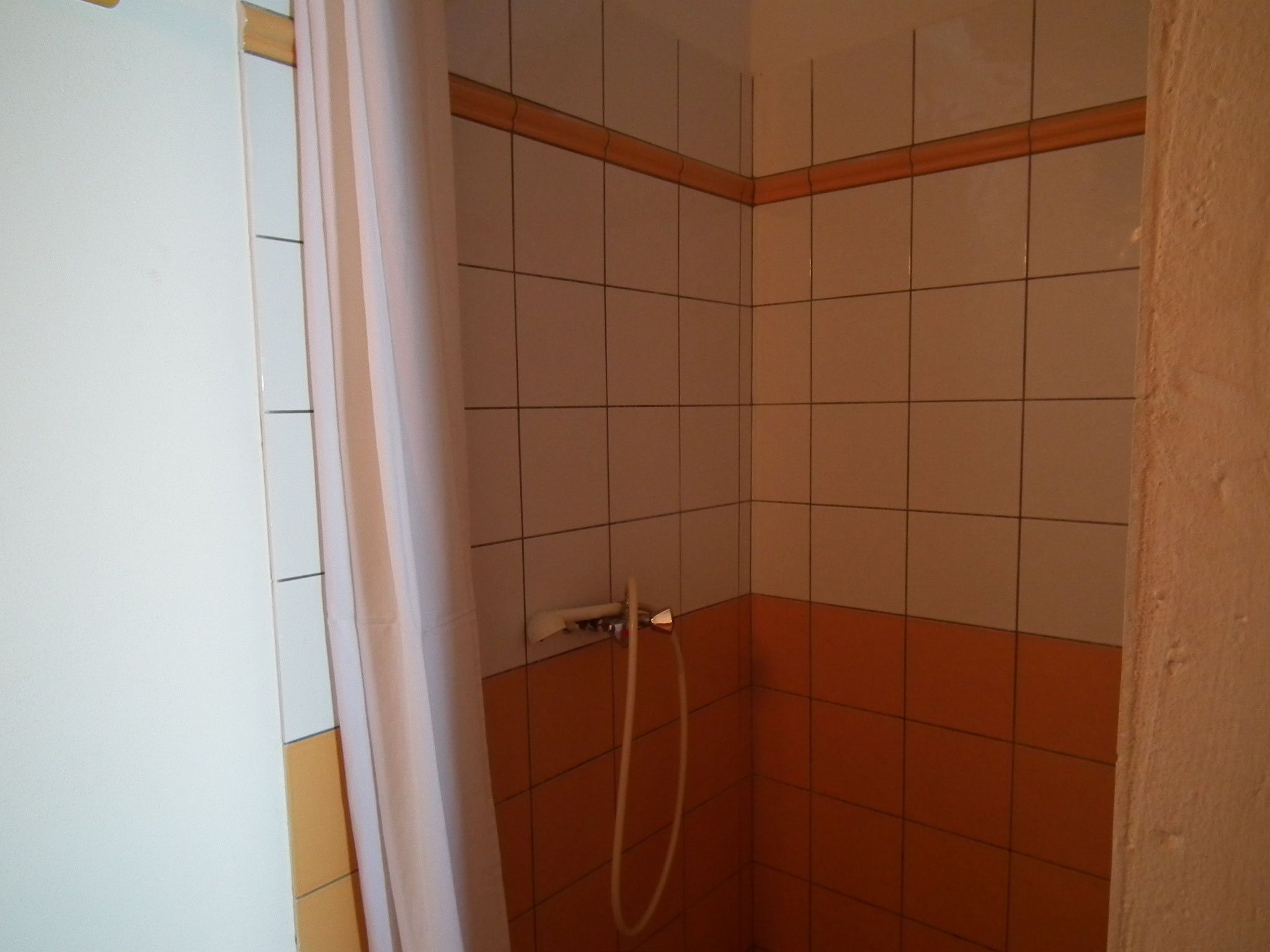 Tiled shower room, Room 5, self-catering holiday accommodation Le Cardinal des Grands Bleus