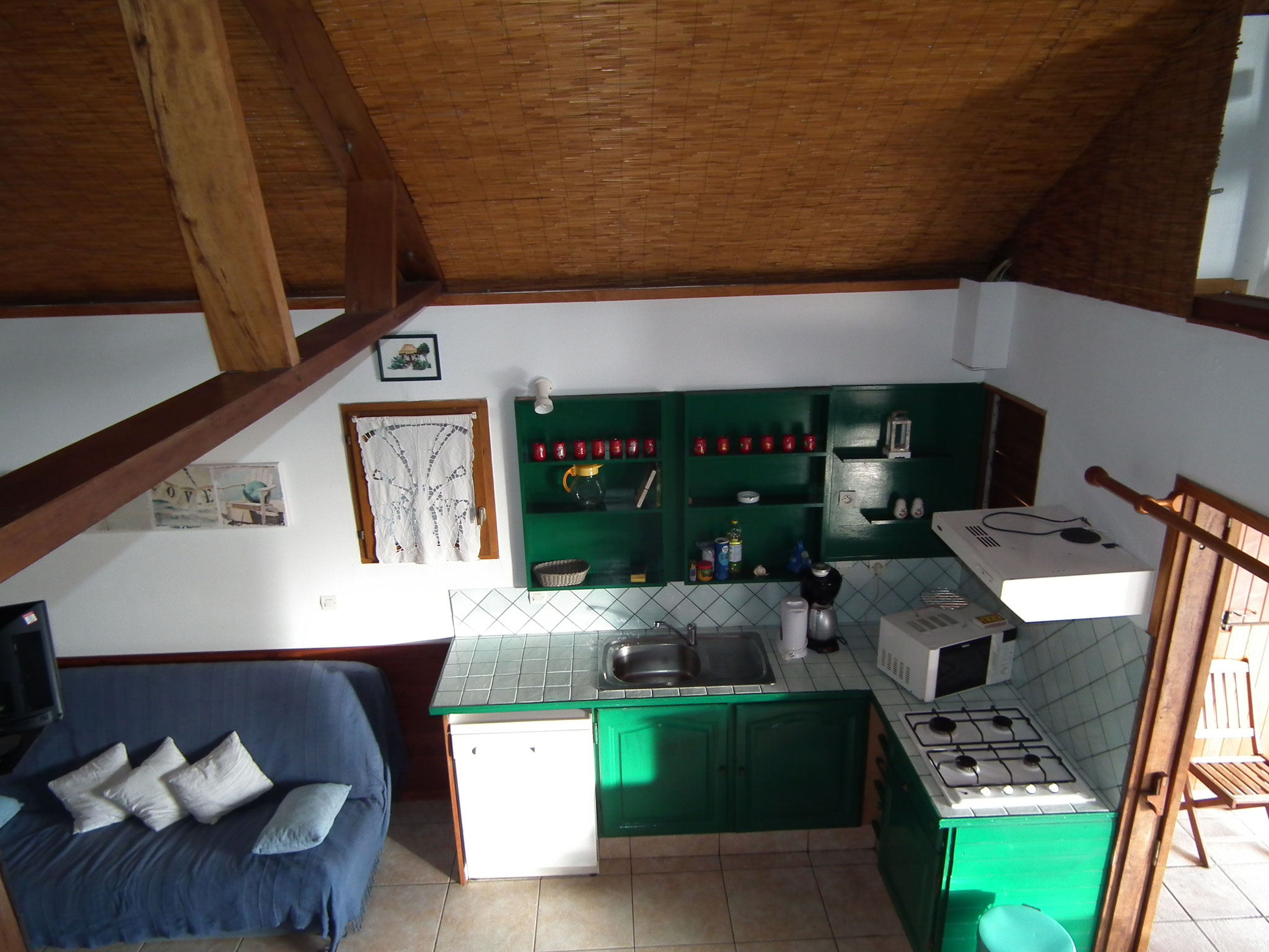 L-shaped kitchen with green cabinets and appliances, Bungalow 8, large holiday bungalow Saint-Leu Réunion