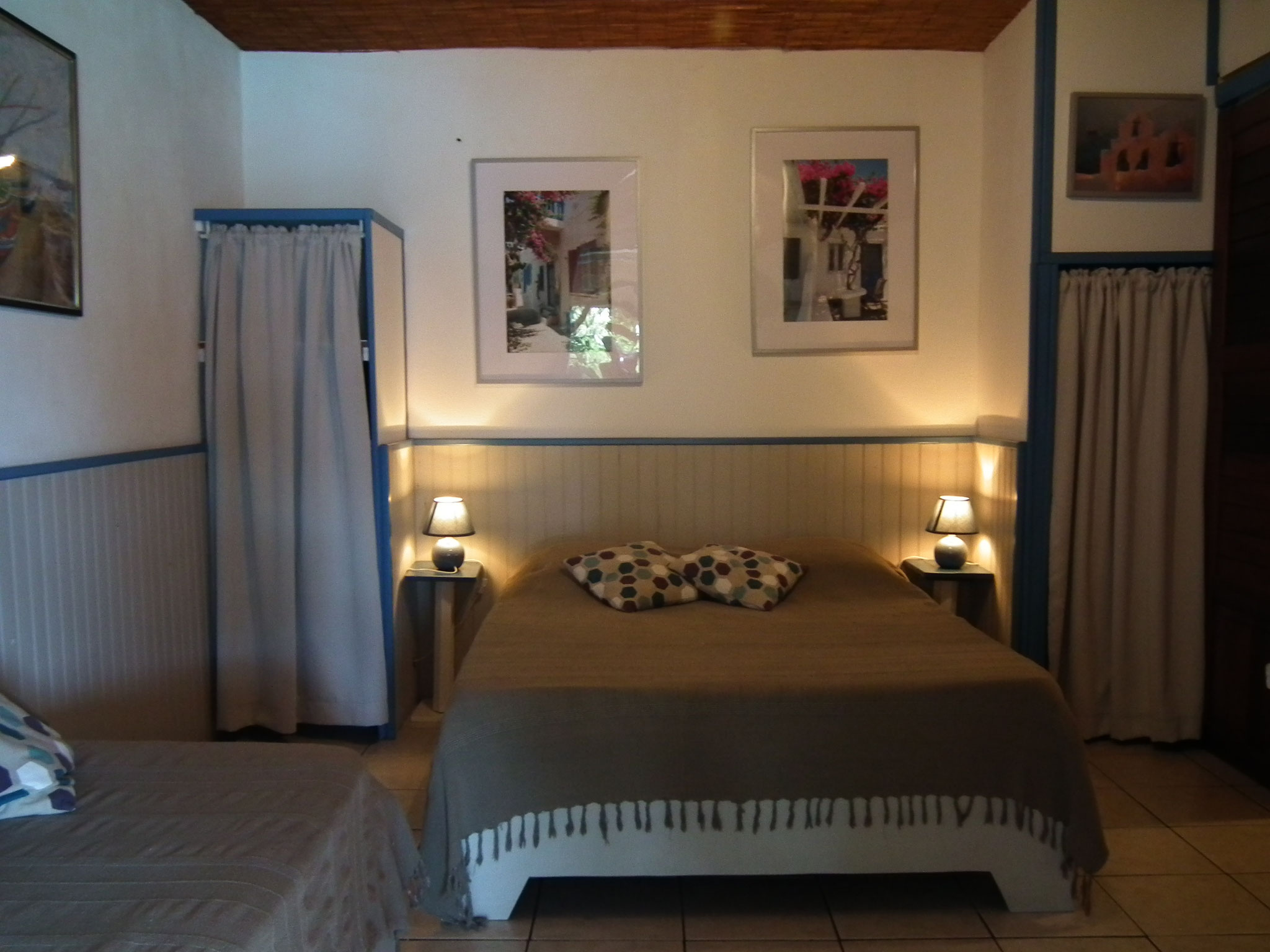 Double bedroom with curtain closet and bedside lamps, Bungalow 4, holiday rental Saint-Leu Réunion