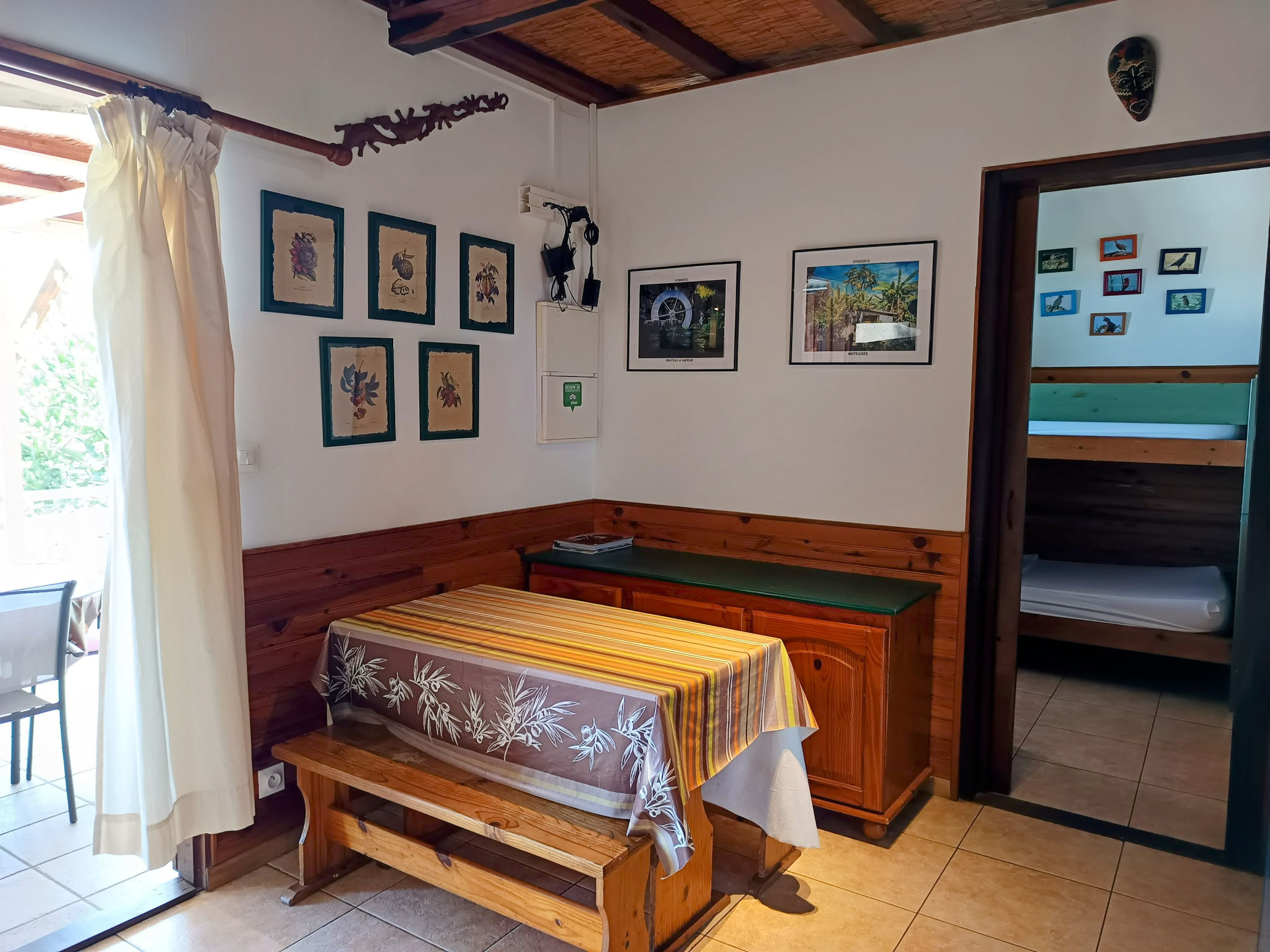 Séjour bungalow n°8 – salle à manger intérieure, table et chaises, boiserie