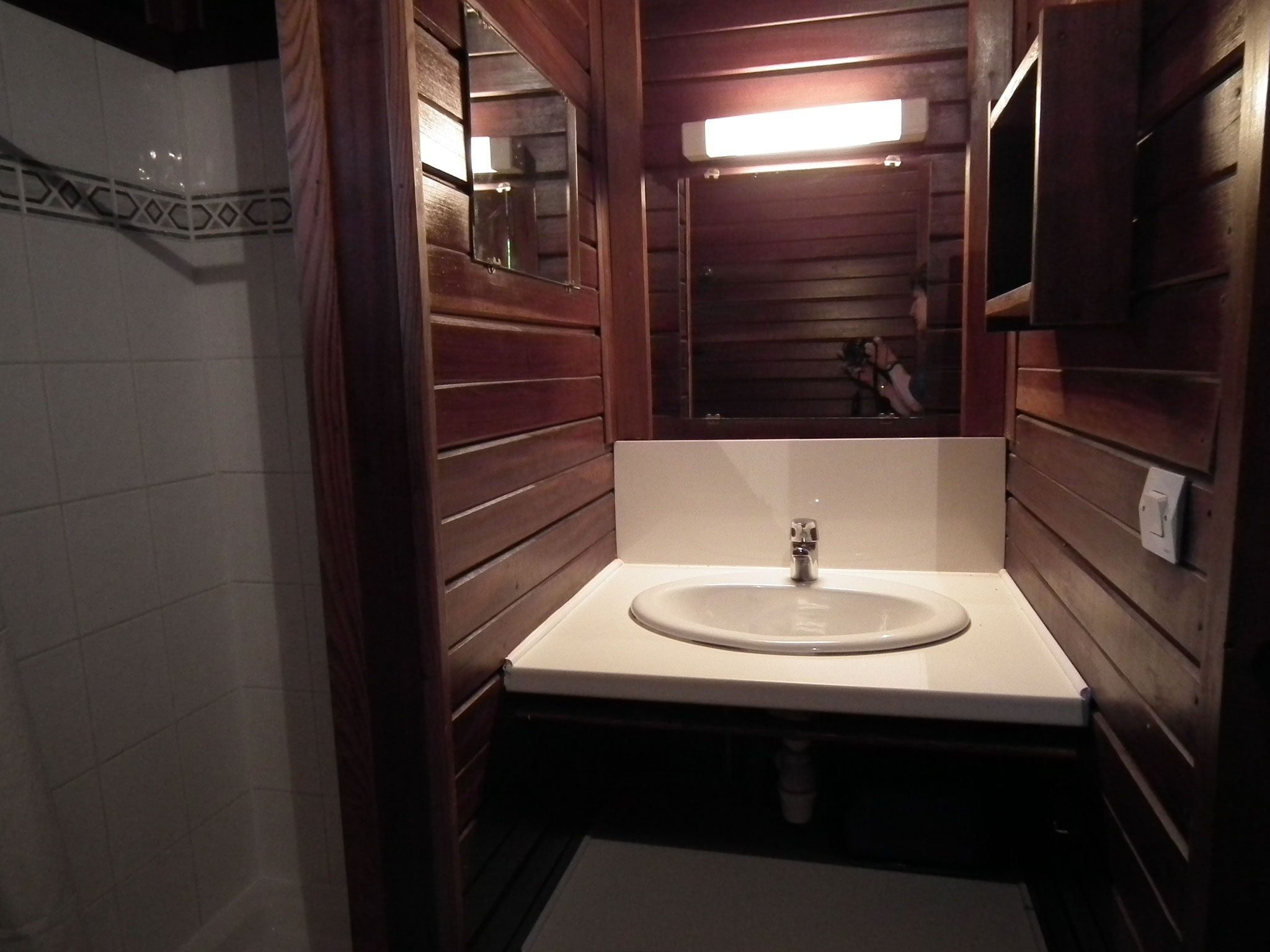 Private bathroom with washbasin, Bungalow 1, furnished bungalow Le Cardinal des Grands Bleus