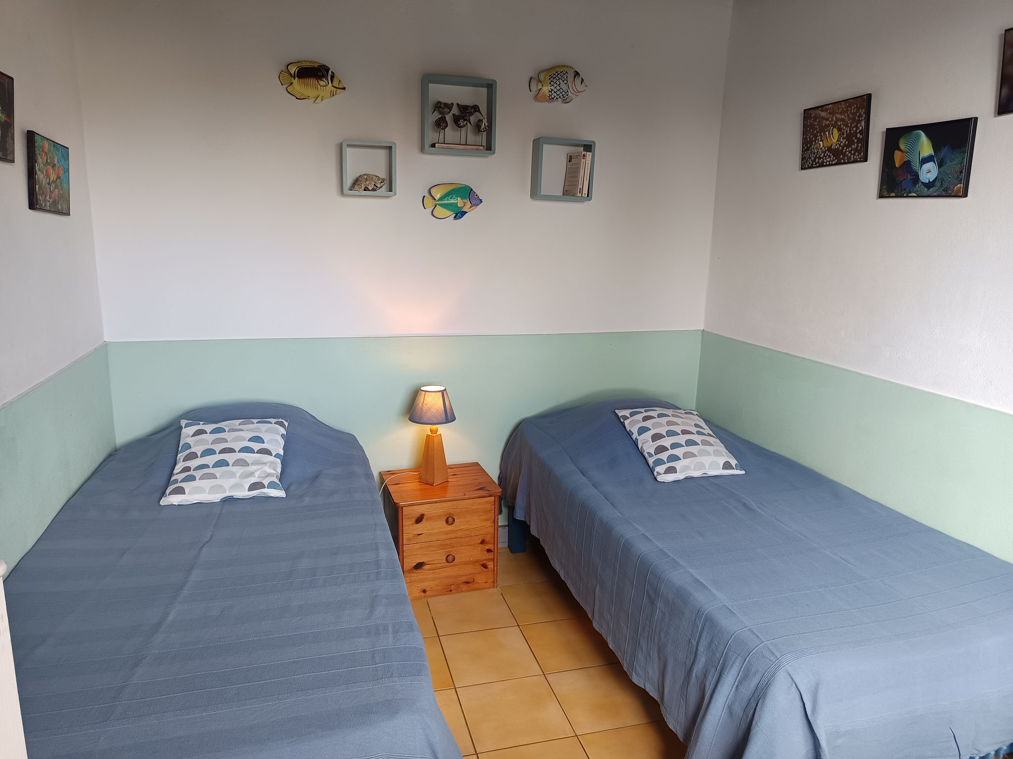 Single bedroom with fish wall decor and parquet floor, Bungalow 7, furnished bungalow Saint-Leu