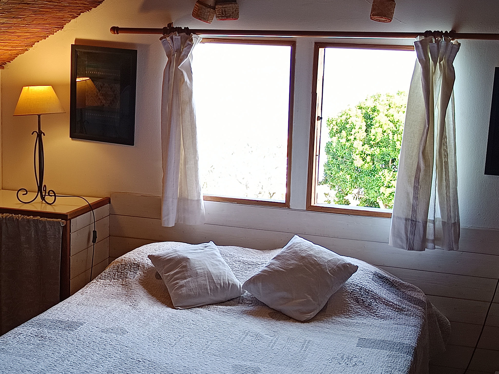 Chambre mezzanine bungalow n°8 – lit double 140x200, fenêtre, linge blanc