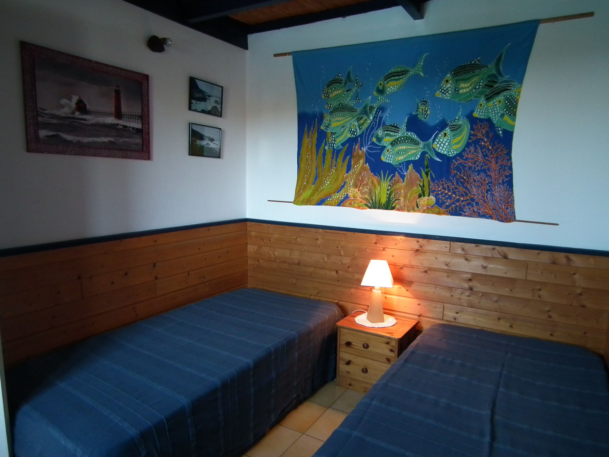 Chambre rez-de-chaussée bungalow n°7 – 2 lits simples, décoration murale marine