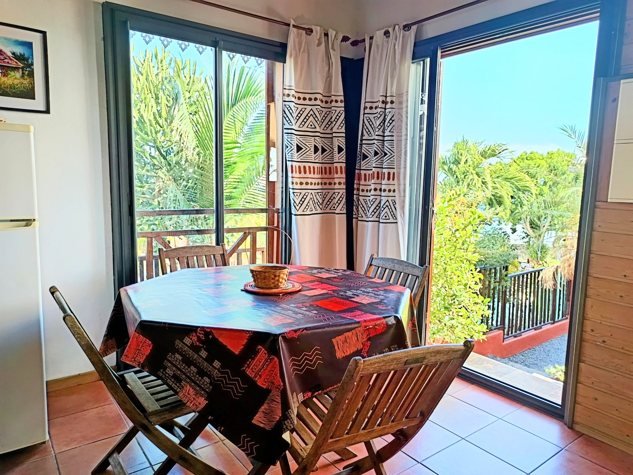 Bright dining area opening onto tropical garden, Bungalow 6, holiday bungalow rental Saint-Leu Réunion