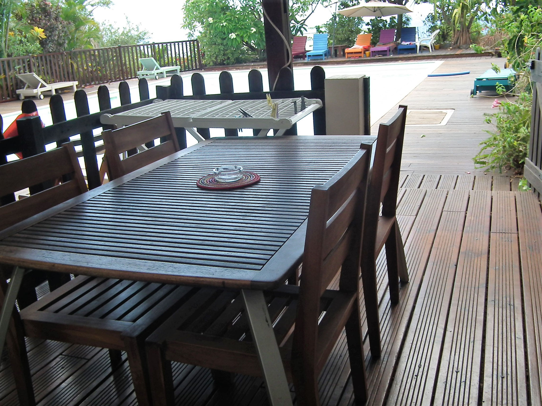 Terrasse bungalow n°4 – table et chaises bois, coin repas extérieur