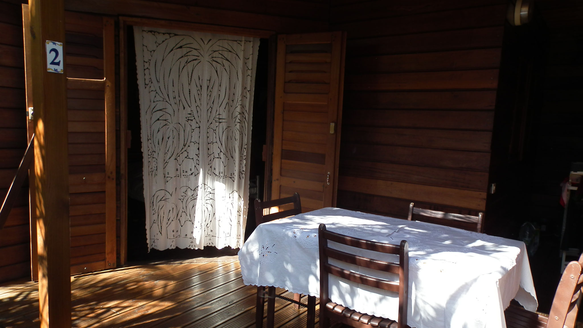 Dining corner with wooden table and chair, Bungalow 2, holiday rental Reunion Island