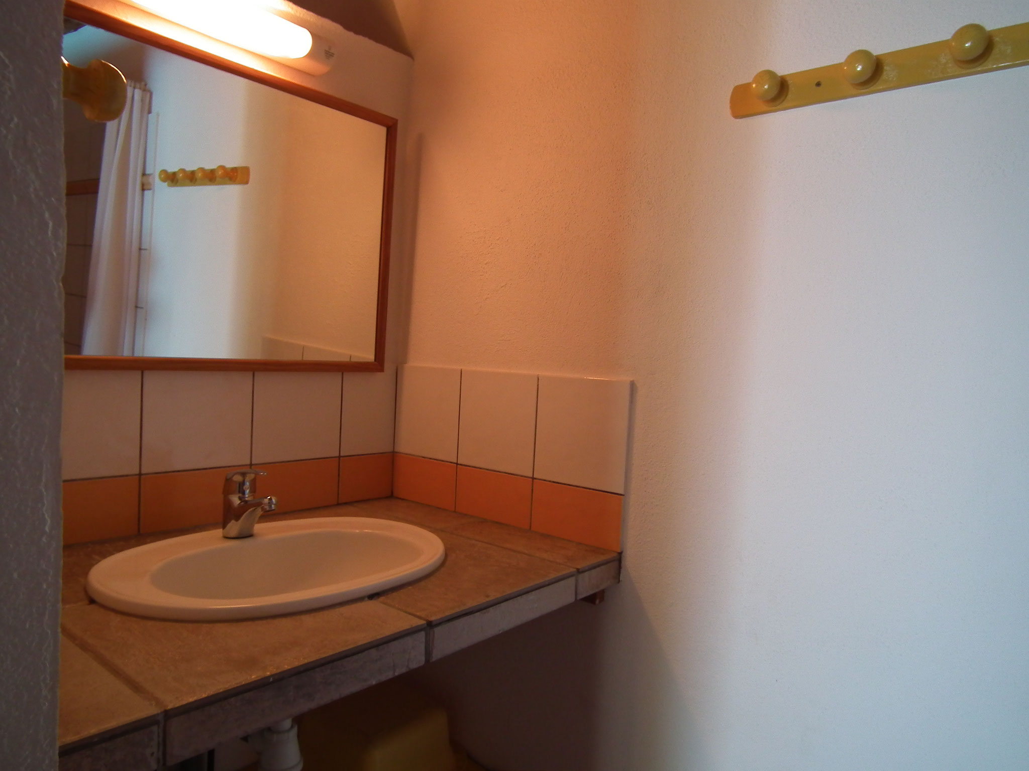 Bathroom with large washbasin and mirror, Room 5, furnished accommodation Saint-Leu Réunion