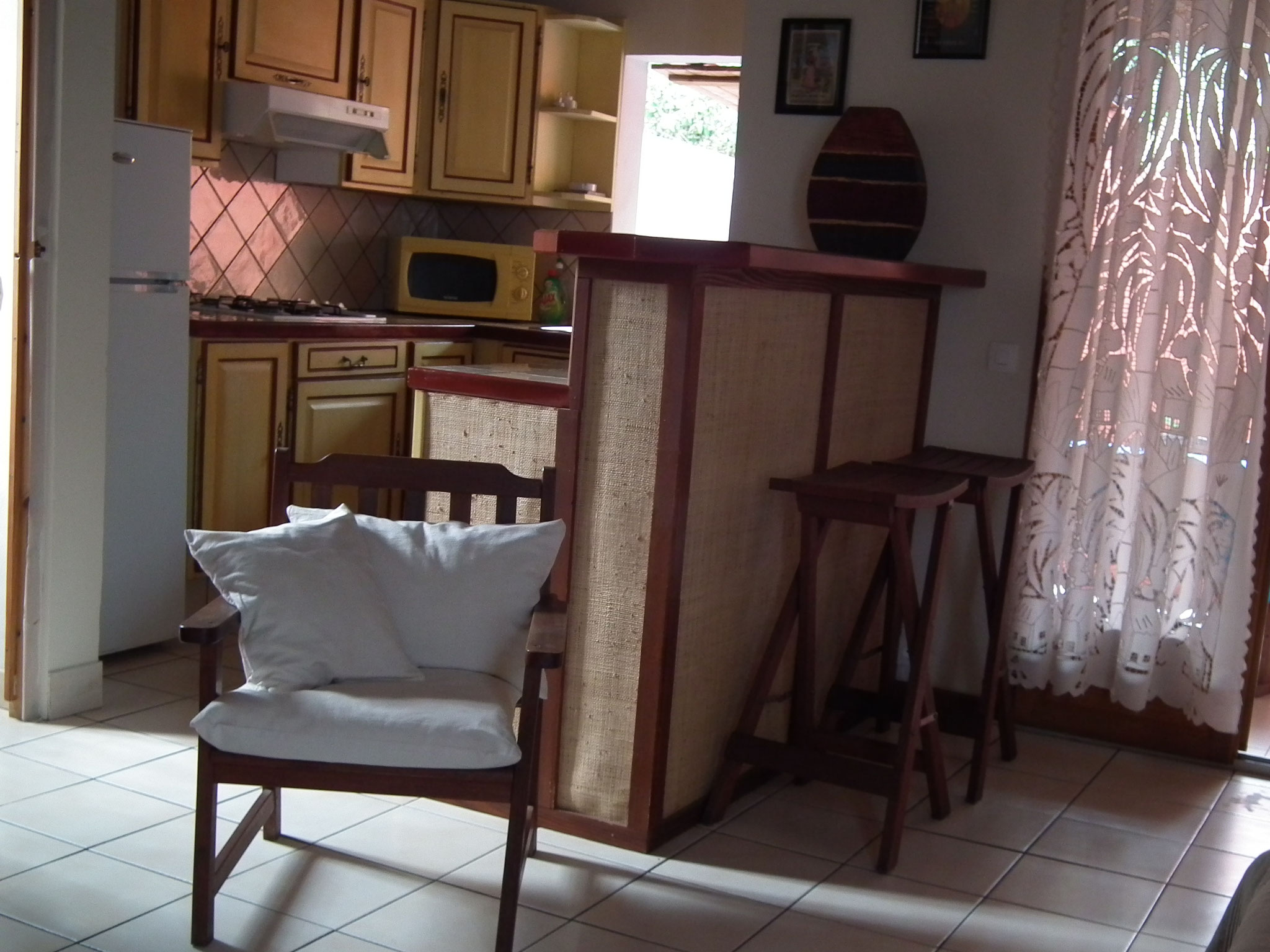 Cuisine et bar bungalow n°10 – comptoir carrelé, tabourets, cuisine ouverte