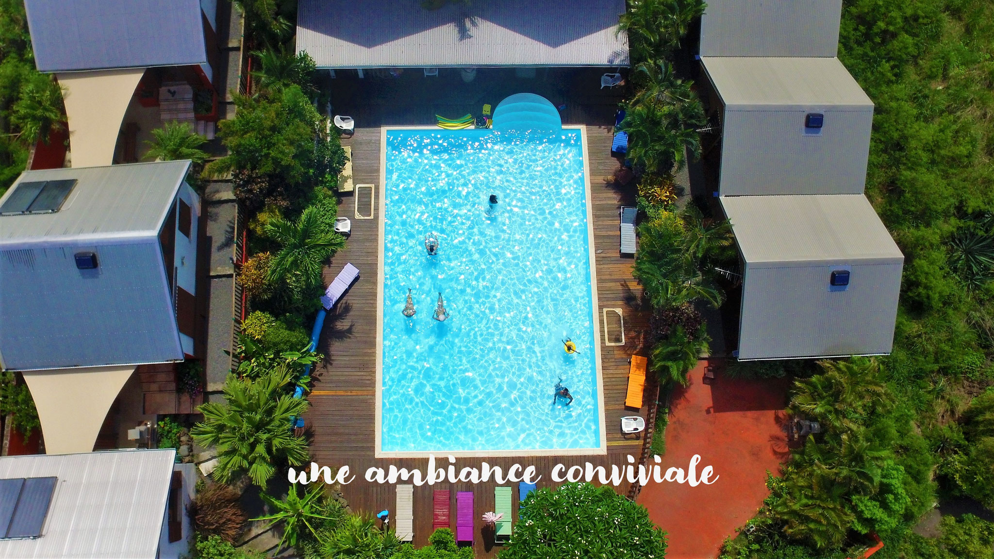 Piscine de la résidence Le Cardinal des Grands Bleus avec baigneurs, location bungalow Saint-Leu Réunion