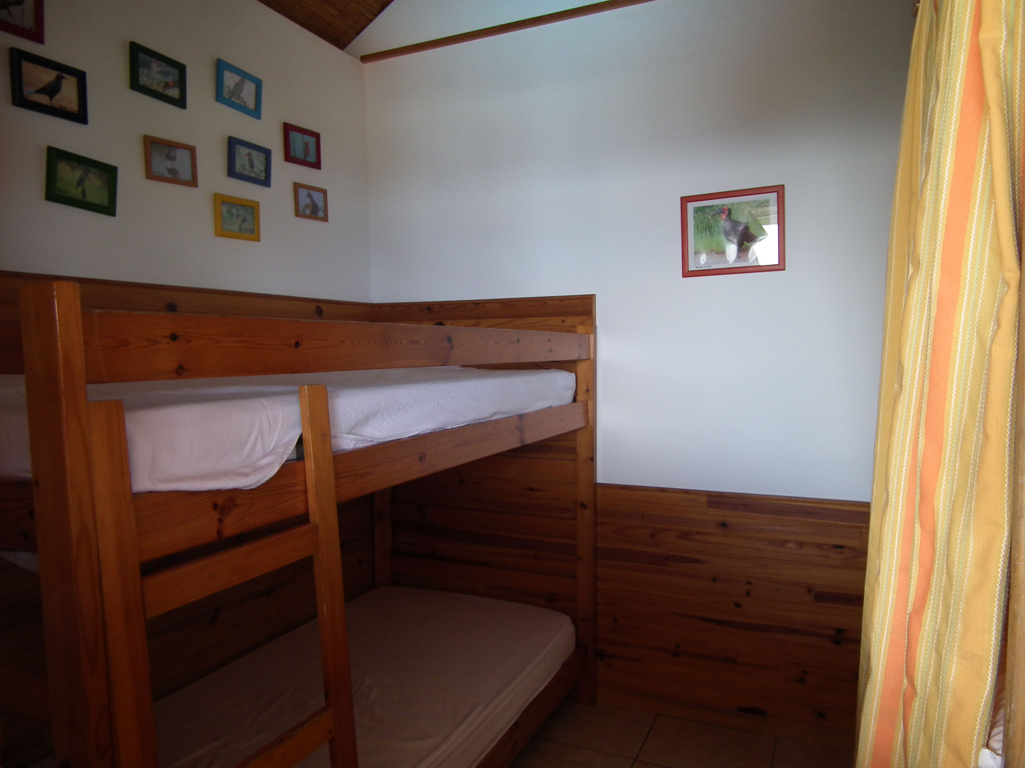 Wooden bunk beds, ideal for children, Bungalow 8 T4, family holiday rental Le Cardinal des Grands Bleus