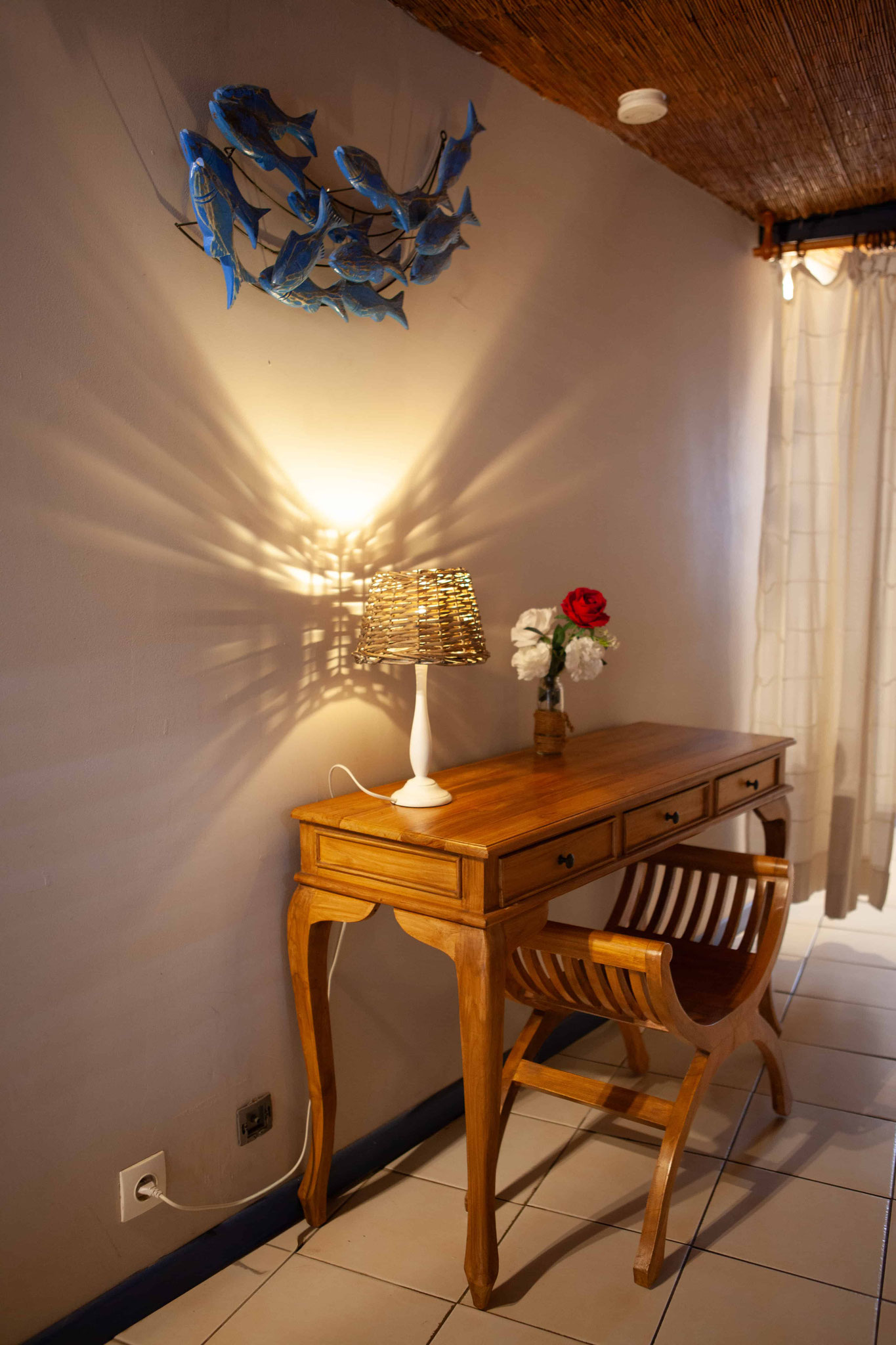 Bedroom 1 bungalow No.10 – exotic wood desk, decorative lamp, blue fish sculptures, tropical atmosphere