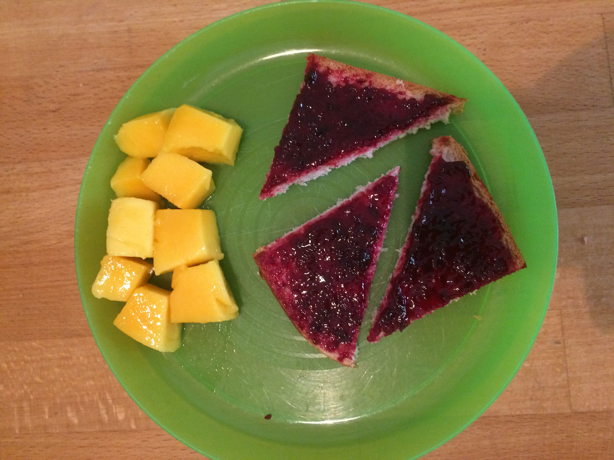 Frühstück: Marmeladenbrot mit frischer Mango