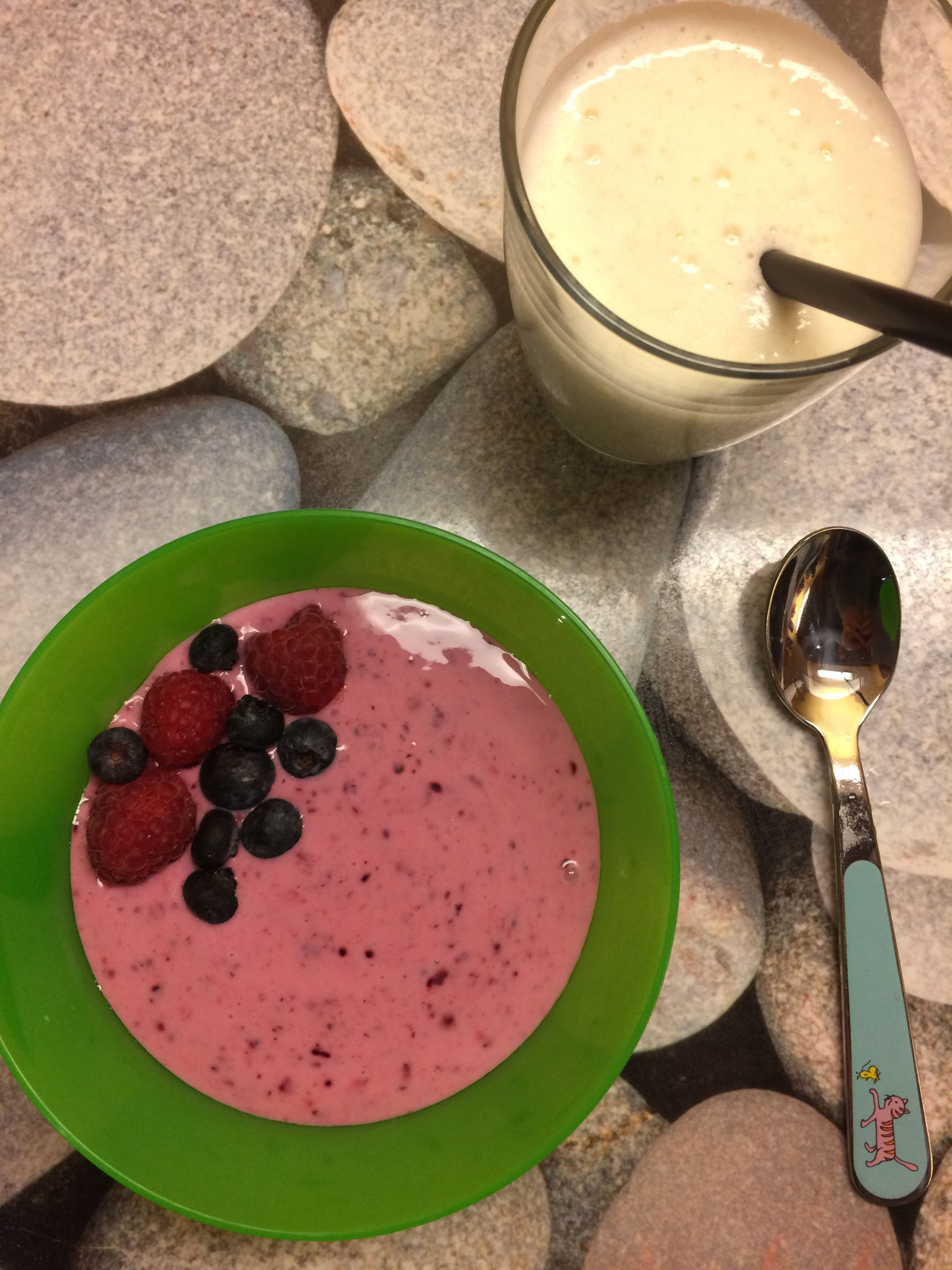 Frühstück: Selbstgemachter Beerenjoghurt mit Bananenshake 