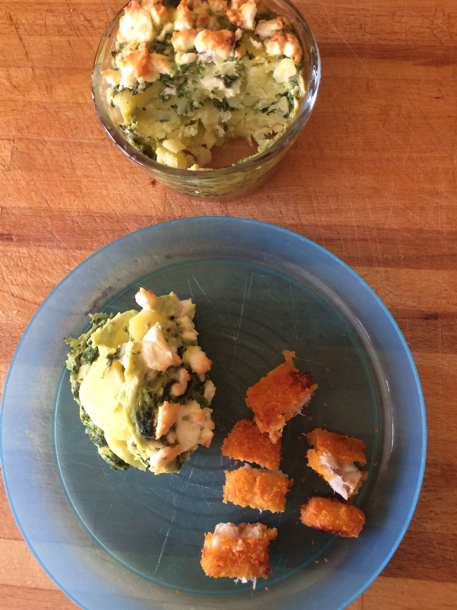 Kartoffel-Spinatauflauf mit schafskäse und Fischstäbchen