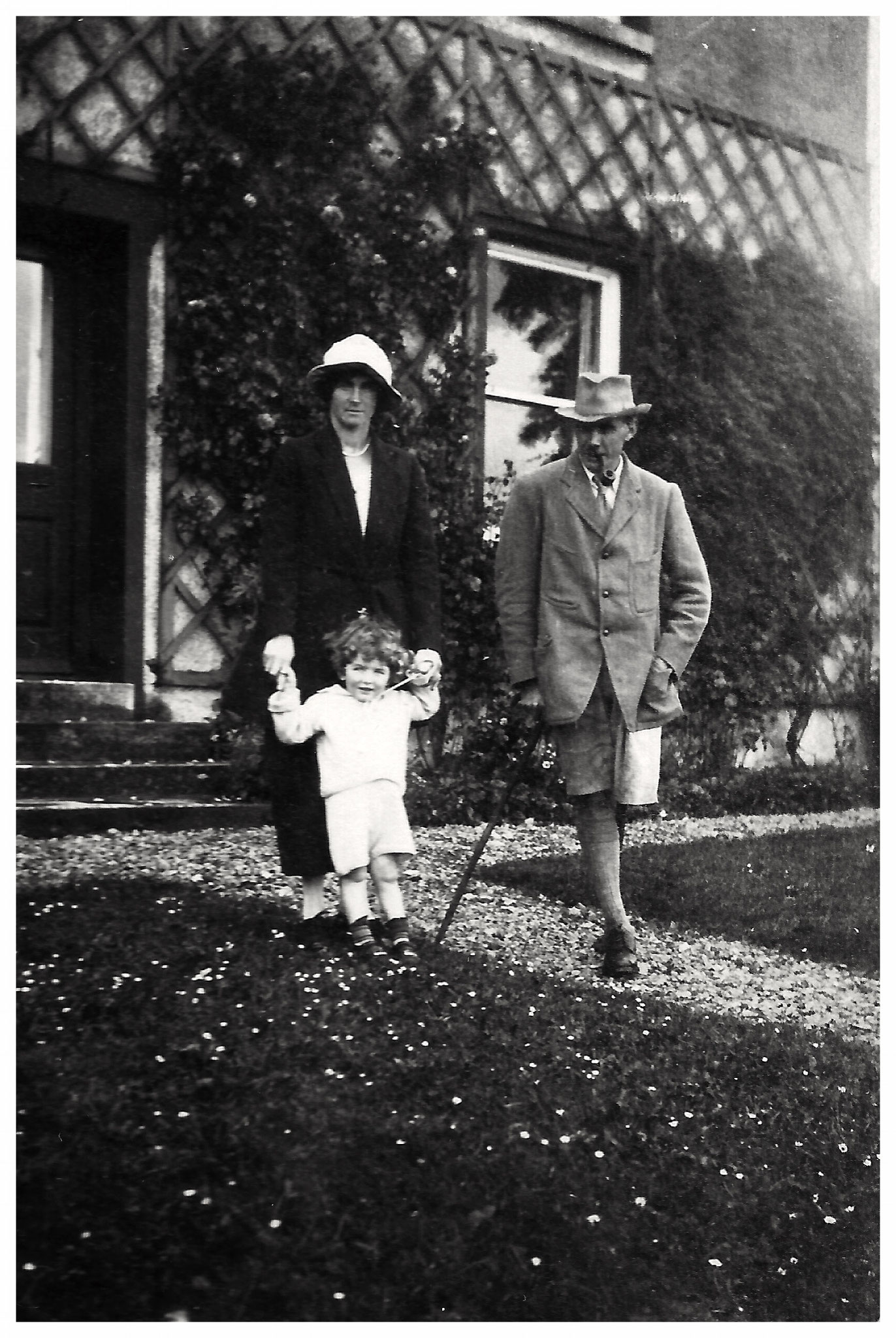 Jocelin with his parents, 1922 *