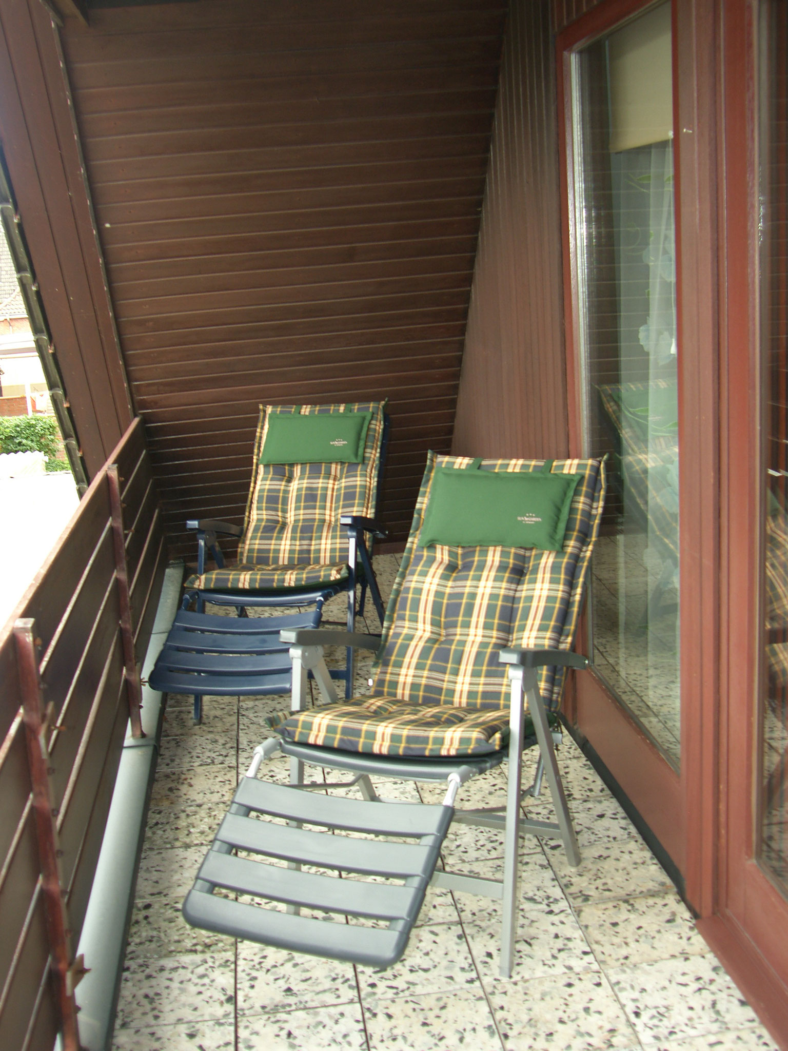 Loggia mit Gartenstühlen zum Entspannen