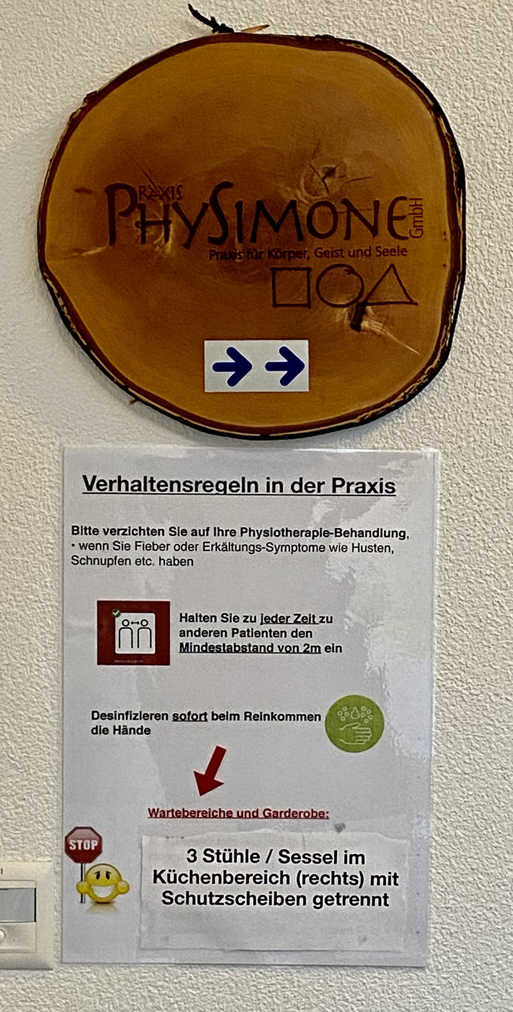 Verhaltensregeln für die Praxis sind schon im Gang ausgeschildert