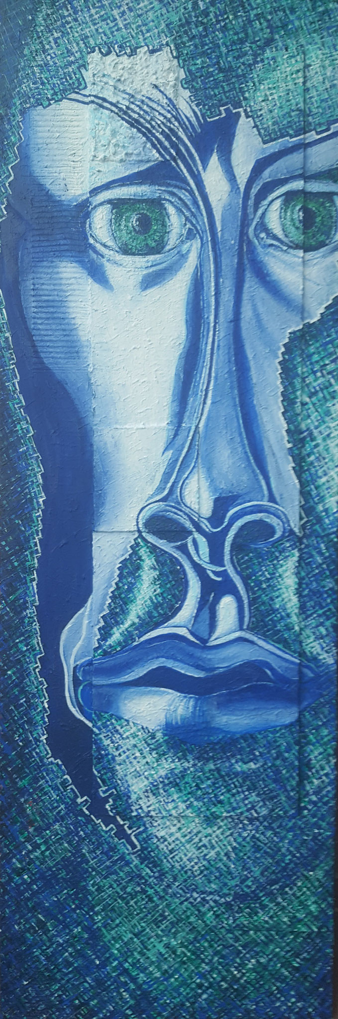 Zeitgenössische Malerei von Alexandra Mohr: In blau und grün Tönen gehaltenes Acrylbild, ein Gesicht, dass nicht nach Mensch oder Tier aussieht, auf der rechten Seite wirkt es abgeschnitten, der Hintergrund ist mit feinen Strichen strukturiert.