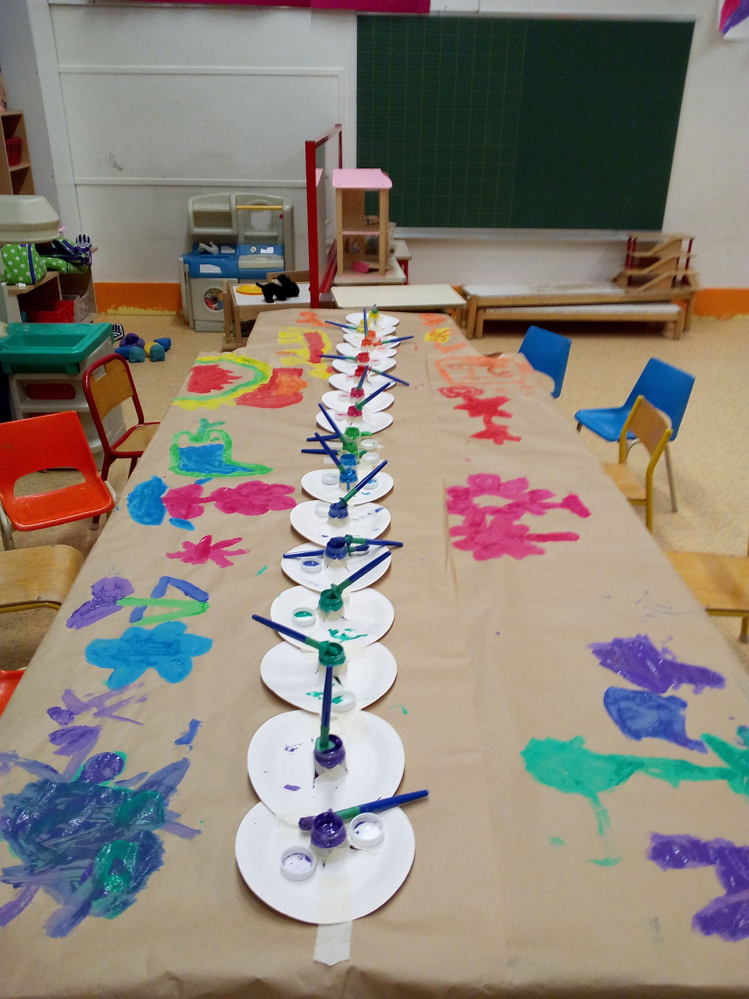 Atelier peinture éphémère (on peint sur la table !) 