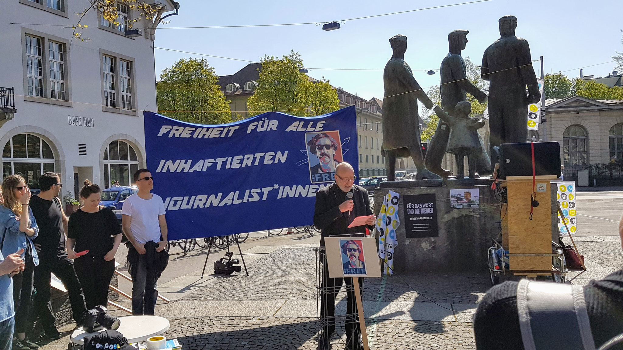 Kundgebung für Pressefreiheit auf dem Helvetiaplatz bei der Skulptur von Karl Geiser. Links das Volkshaus, rechts hinten das Kanzleiareal.