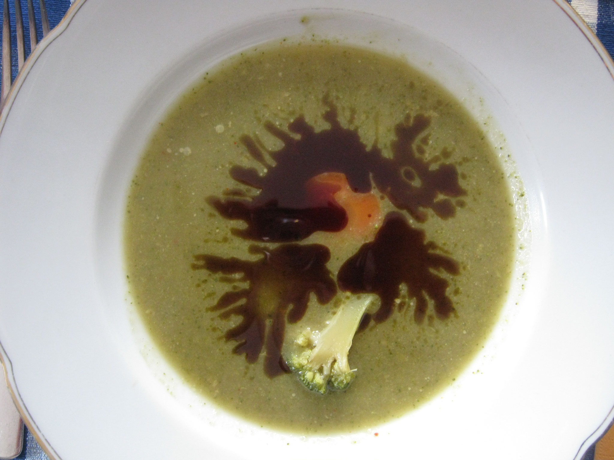 Grüne Suppe mit Sojasauce