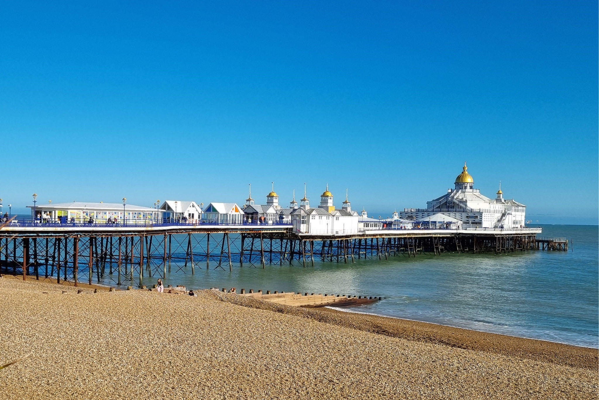 der Eastbourne Pier mit goldgelbem Strand und blauem Himmel ©My own Travel