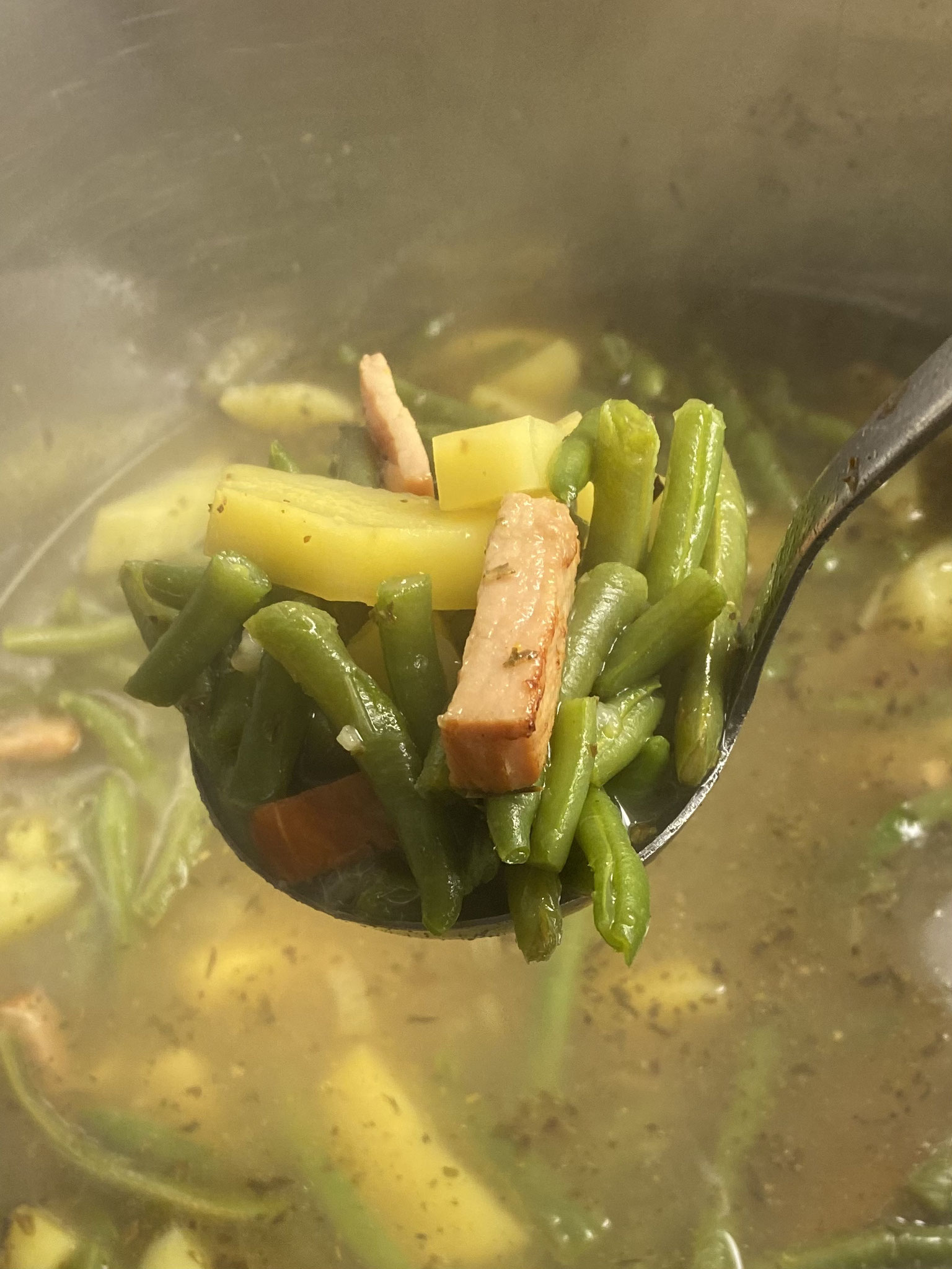Bohnensuppe mit Kartoffeln und Kassler