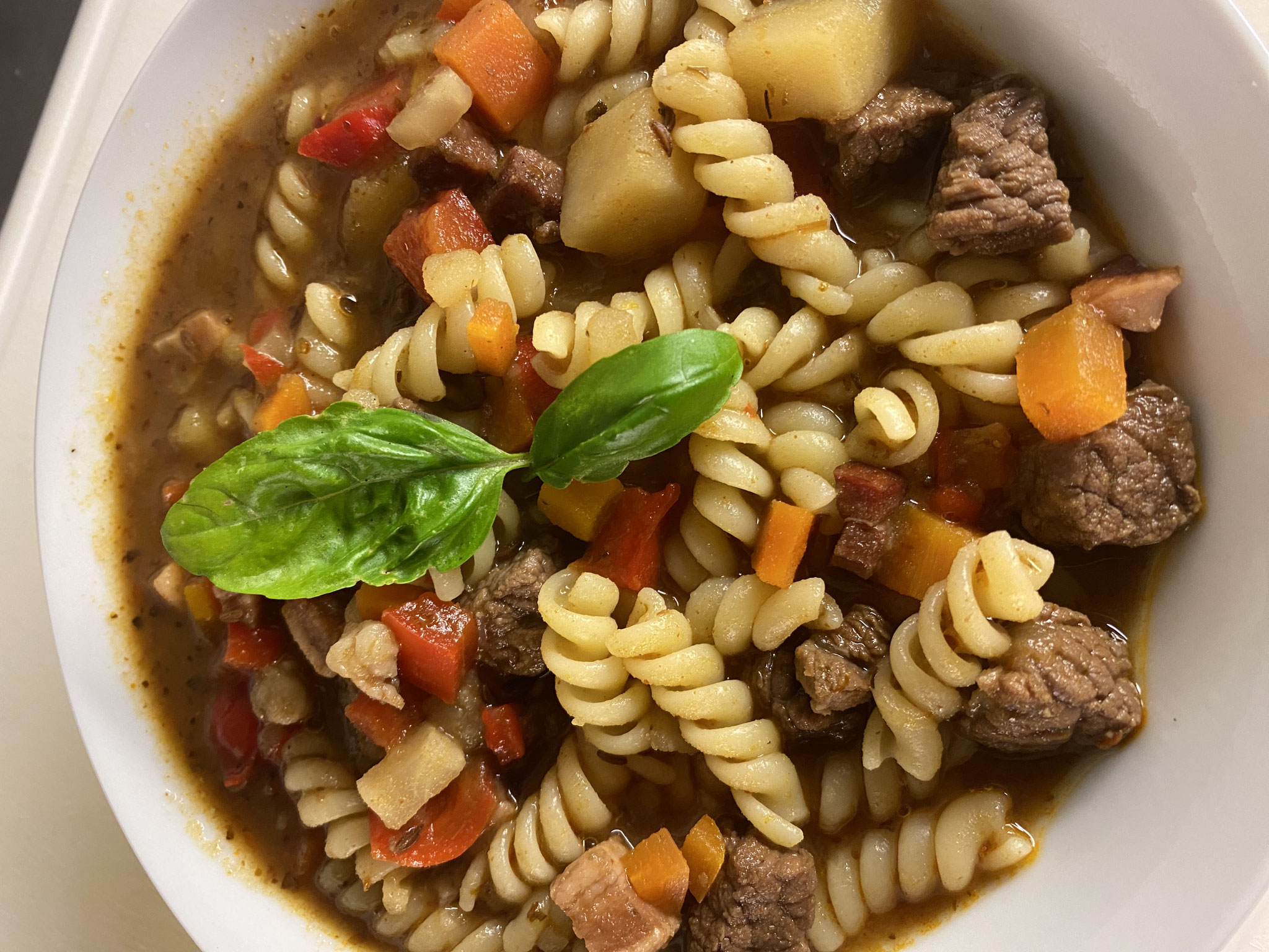 Gulasch mit Spirelli 