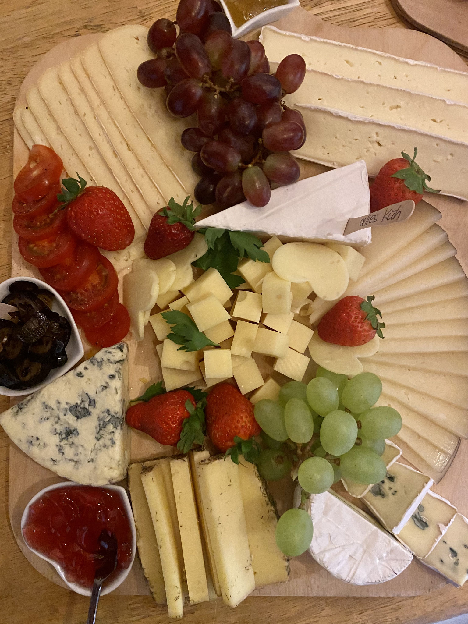 Käseplatte mit Früchten