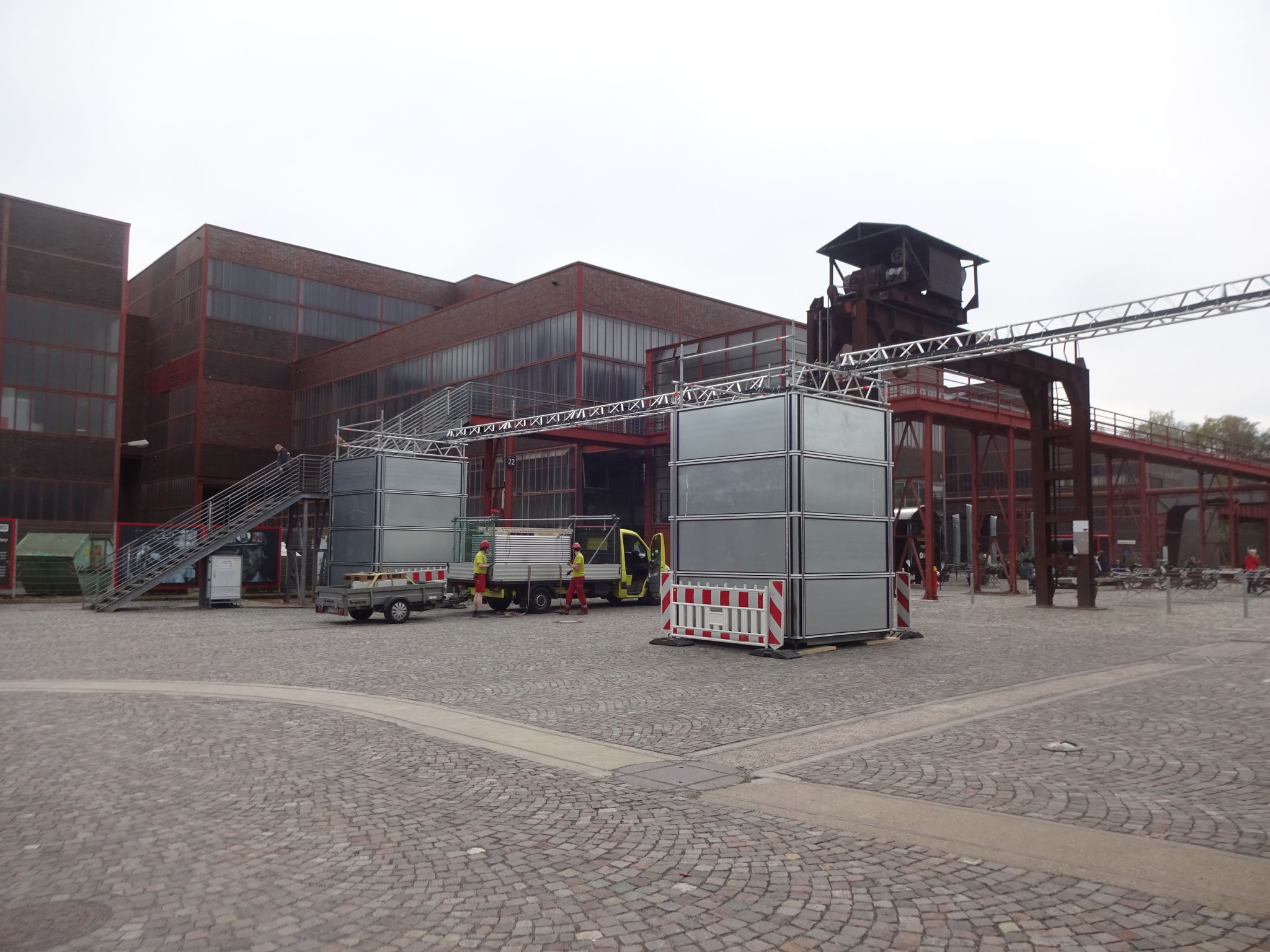 Gerüstgestützte Kabelbrücke über Verkehrsweg auf Baustelle