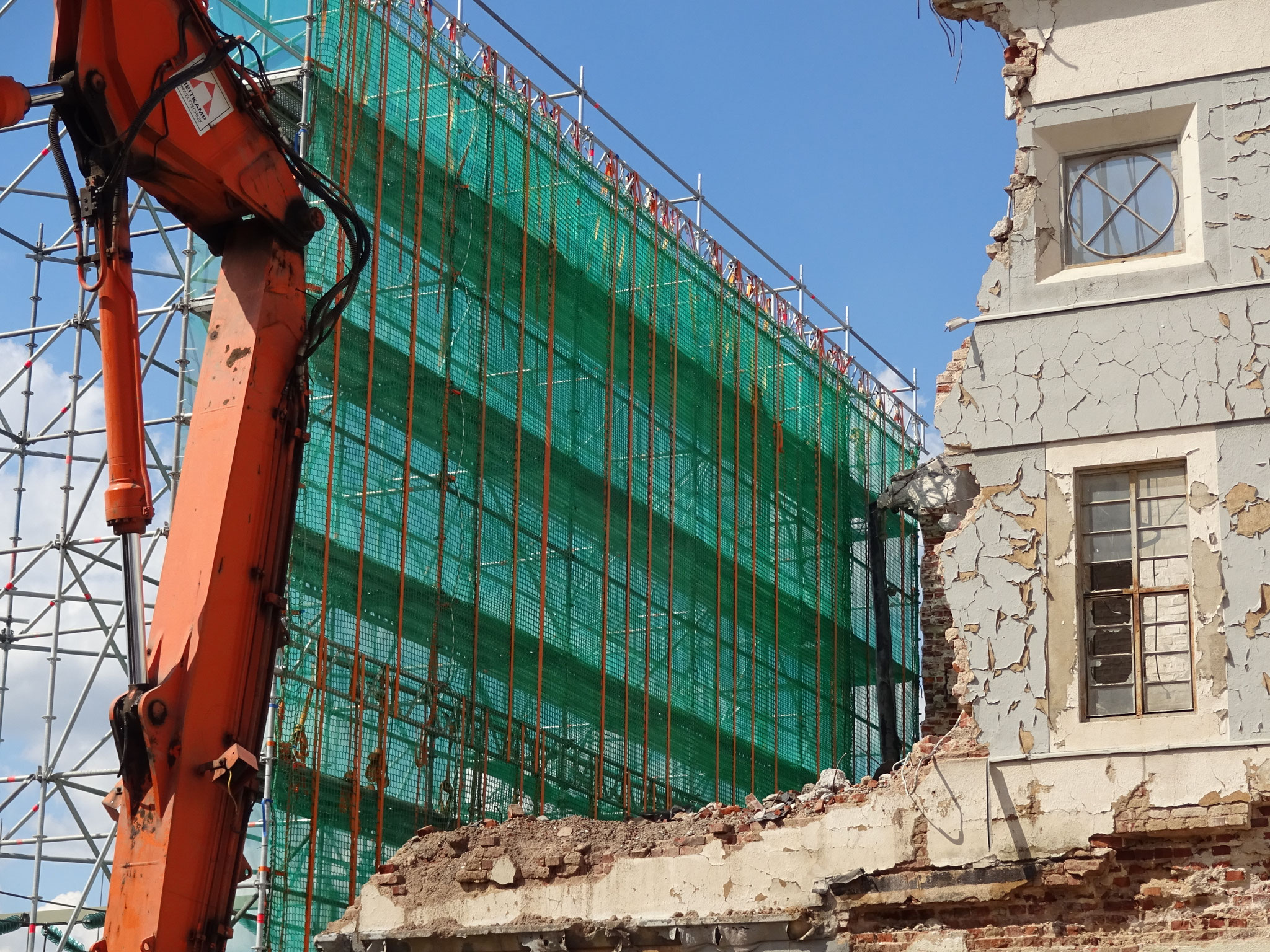 Schutzwand bei Abrissarbeiten – sichere Abschirmung der Baustelle