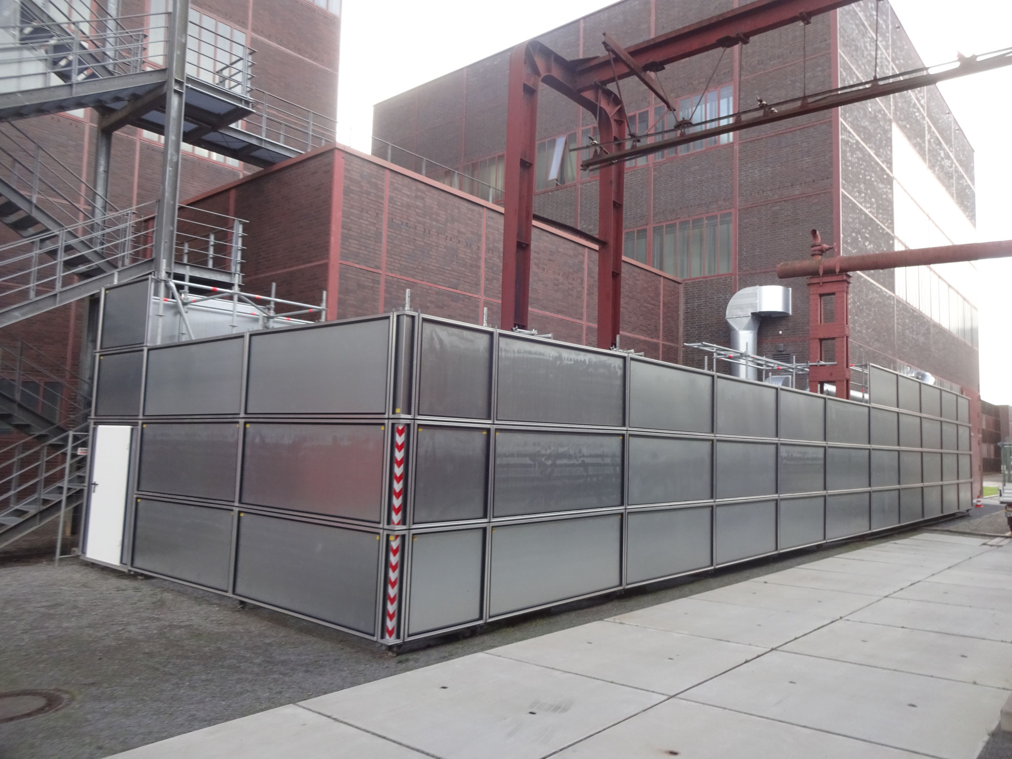 Layher Protect-System – geschlossene Einhausung am Baugerüst