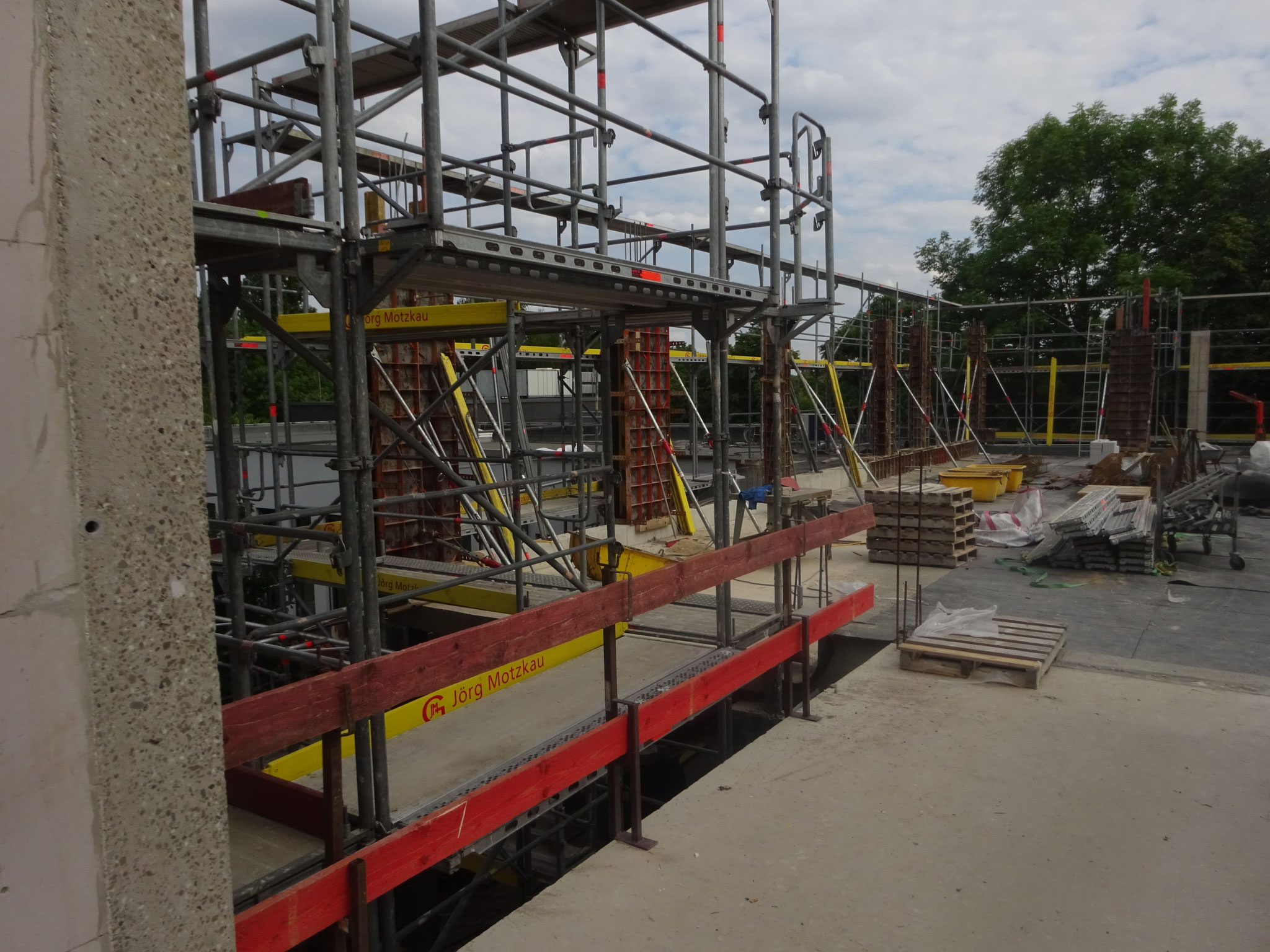 Gerüst als Absturzsicherung und sicherer Verkehrsweg auf der Neubaustelle