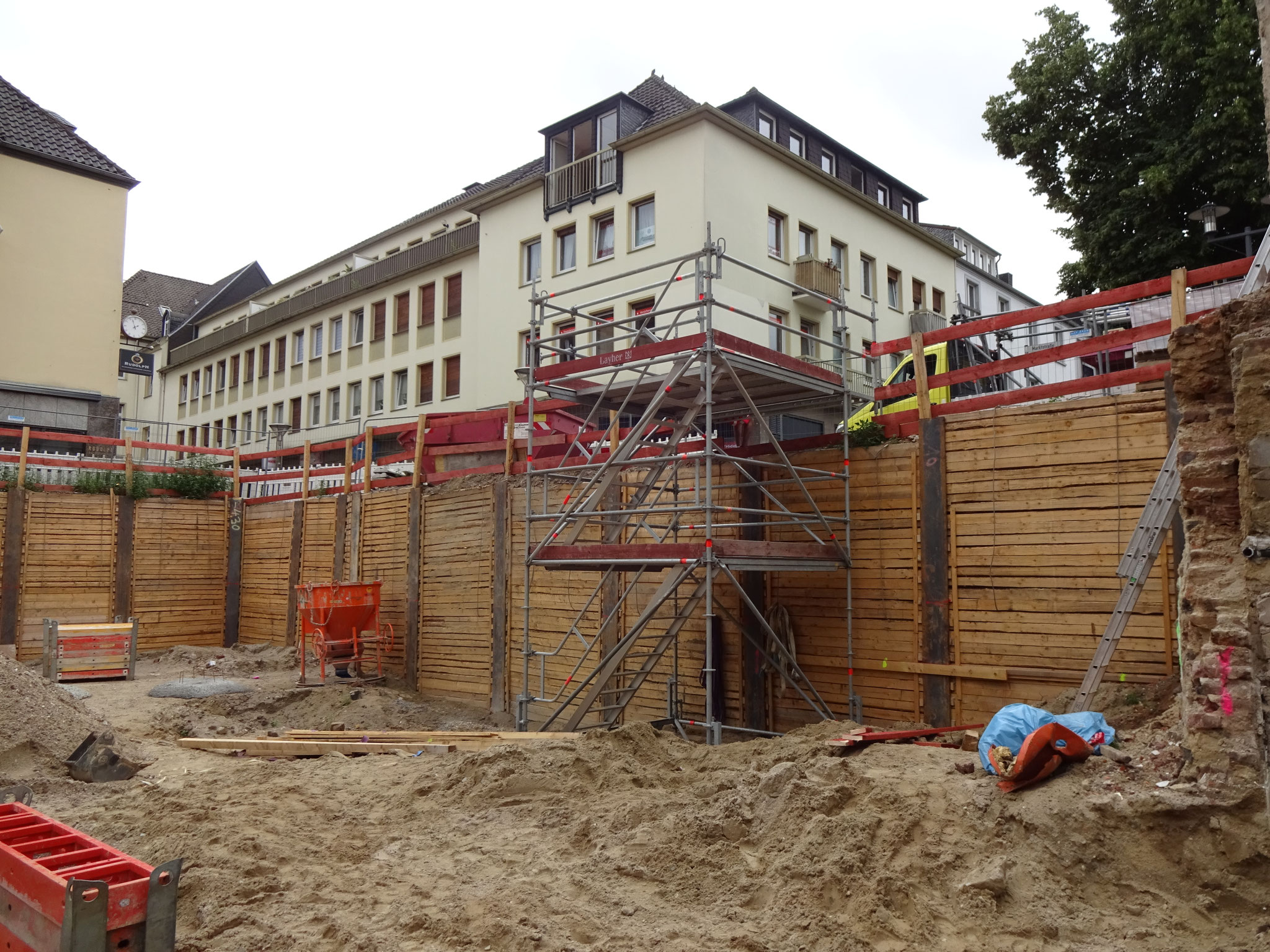 Sicherer Zugangsweg mit Absturzsicherung auf der Baustelle – Abgänge im Gerüstbau