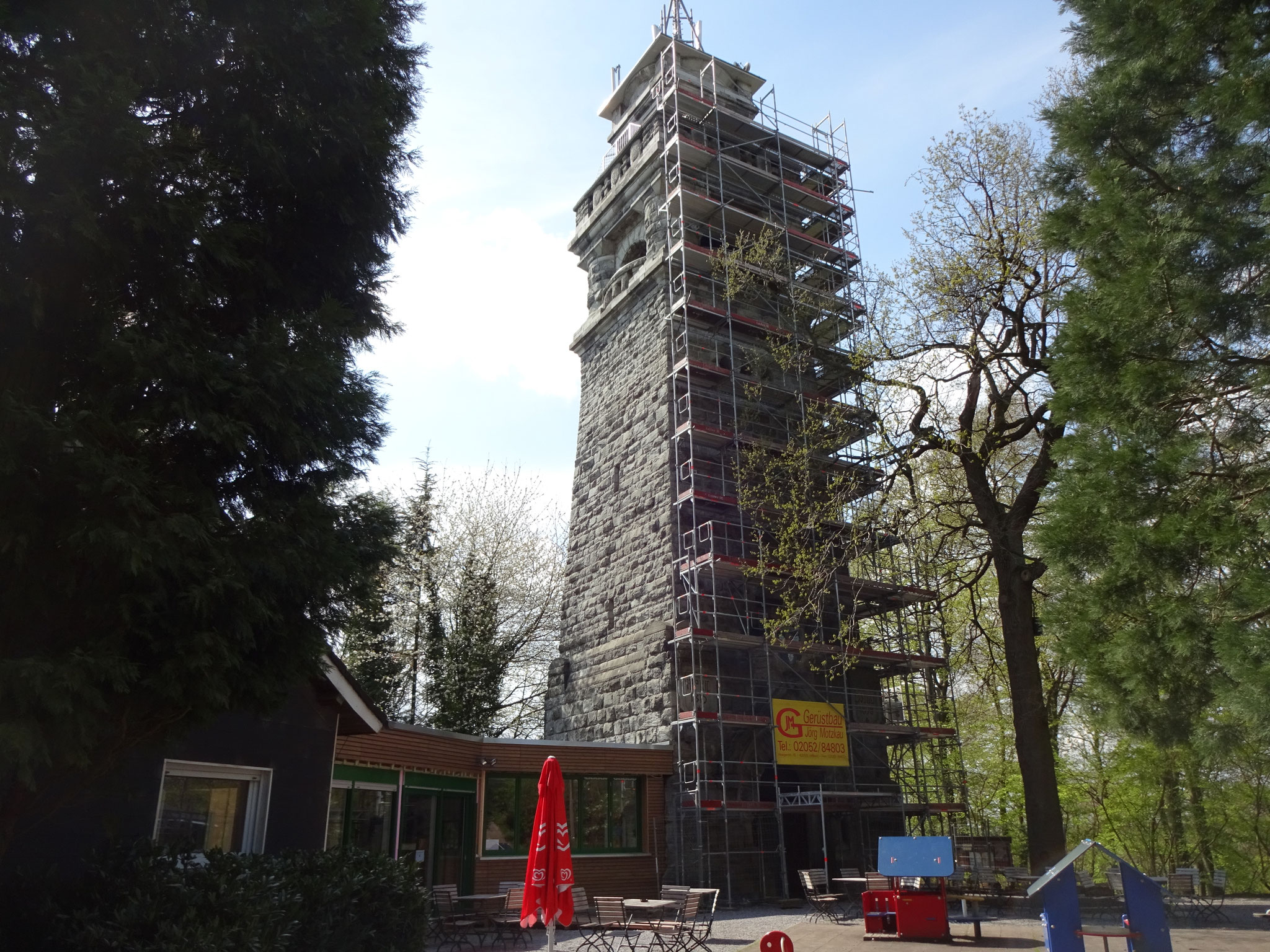 Eingerüsteter Bismarckturm in Velbert-Langenberg – Gerüstbau am denkmalgeschützten Wahrzeichen
