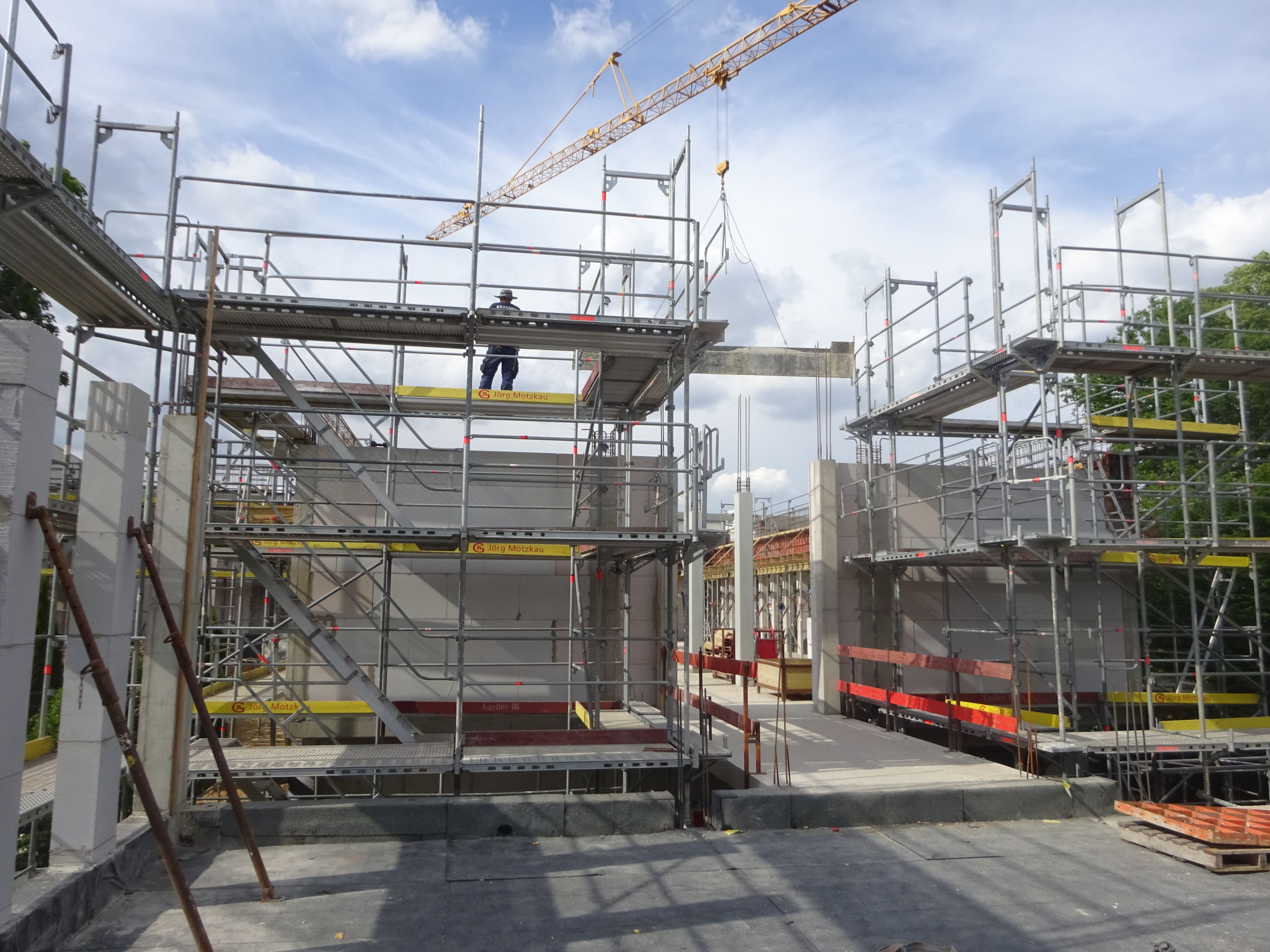 Flexibler Gerüstaufbau folgt dem Baufortschritt am Neubau