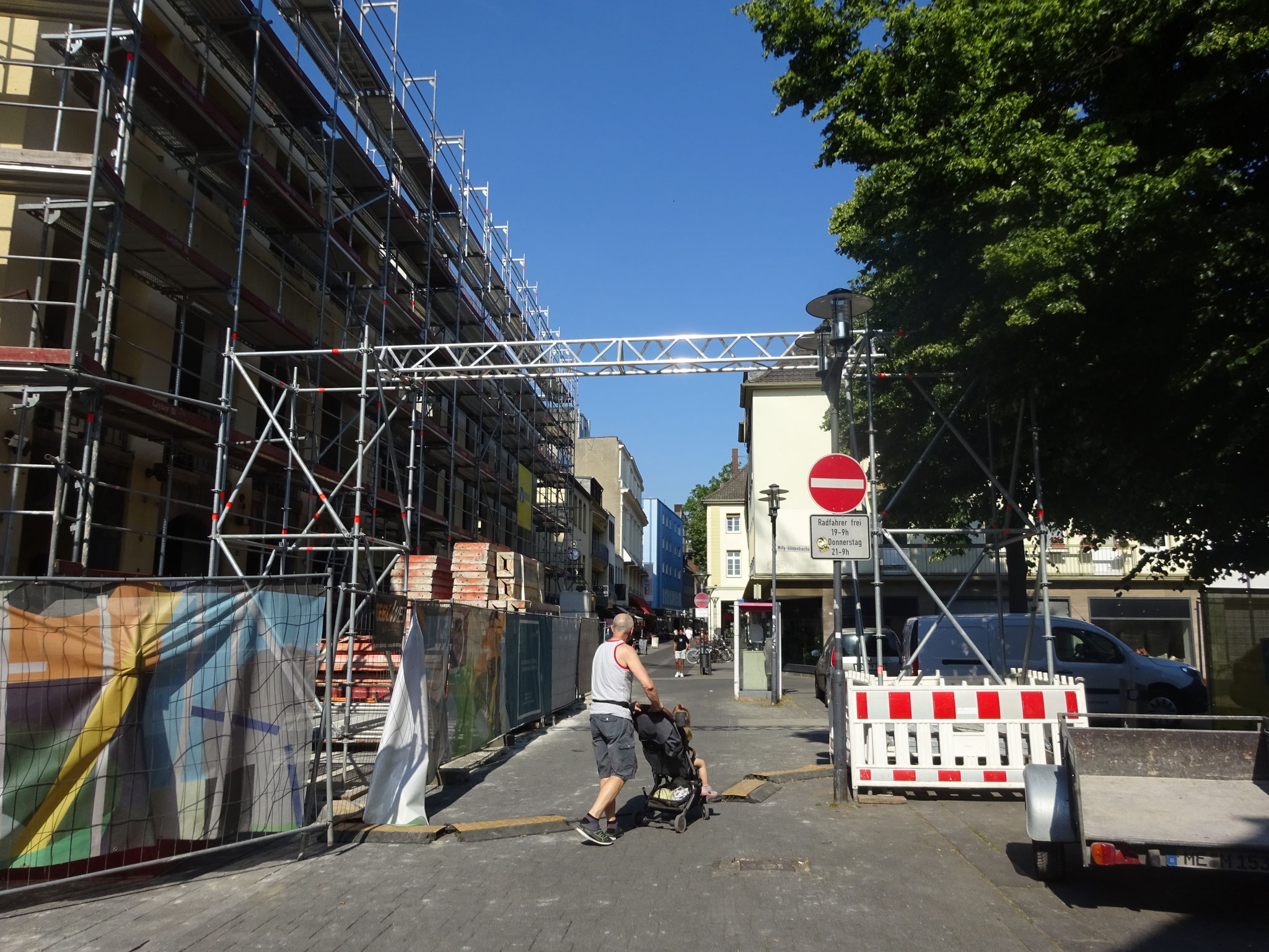 Stabile Kabelbrücke aus Gerüstmaterial – individuell angepasste Spannweite