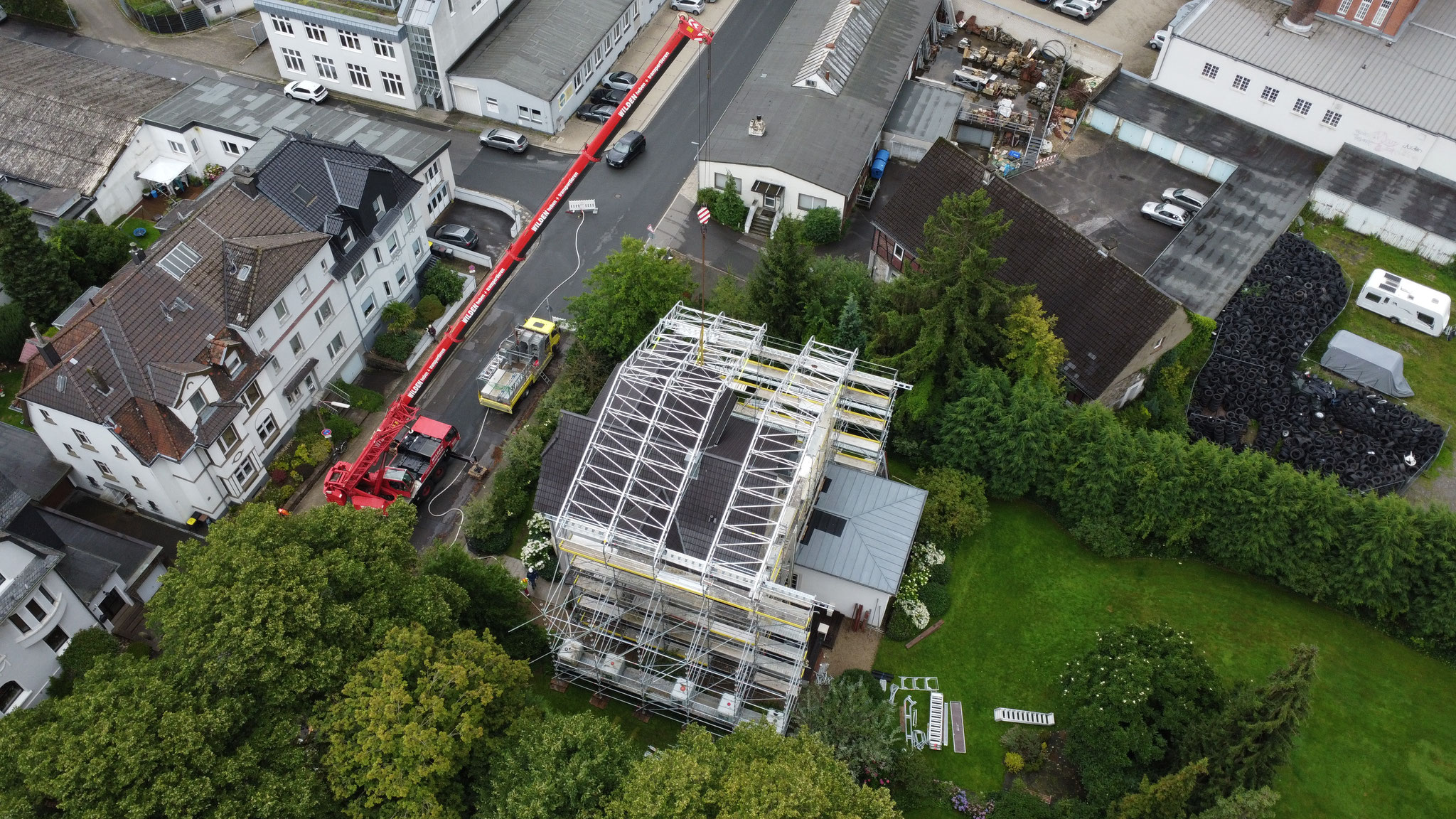 Schutzdach über Gebäude bei Dachsanierung nach Brandschaden