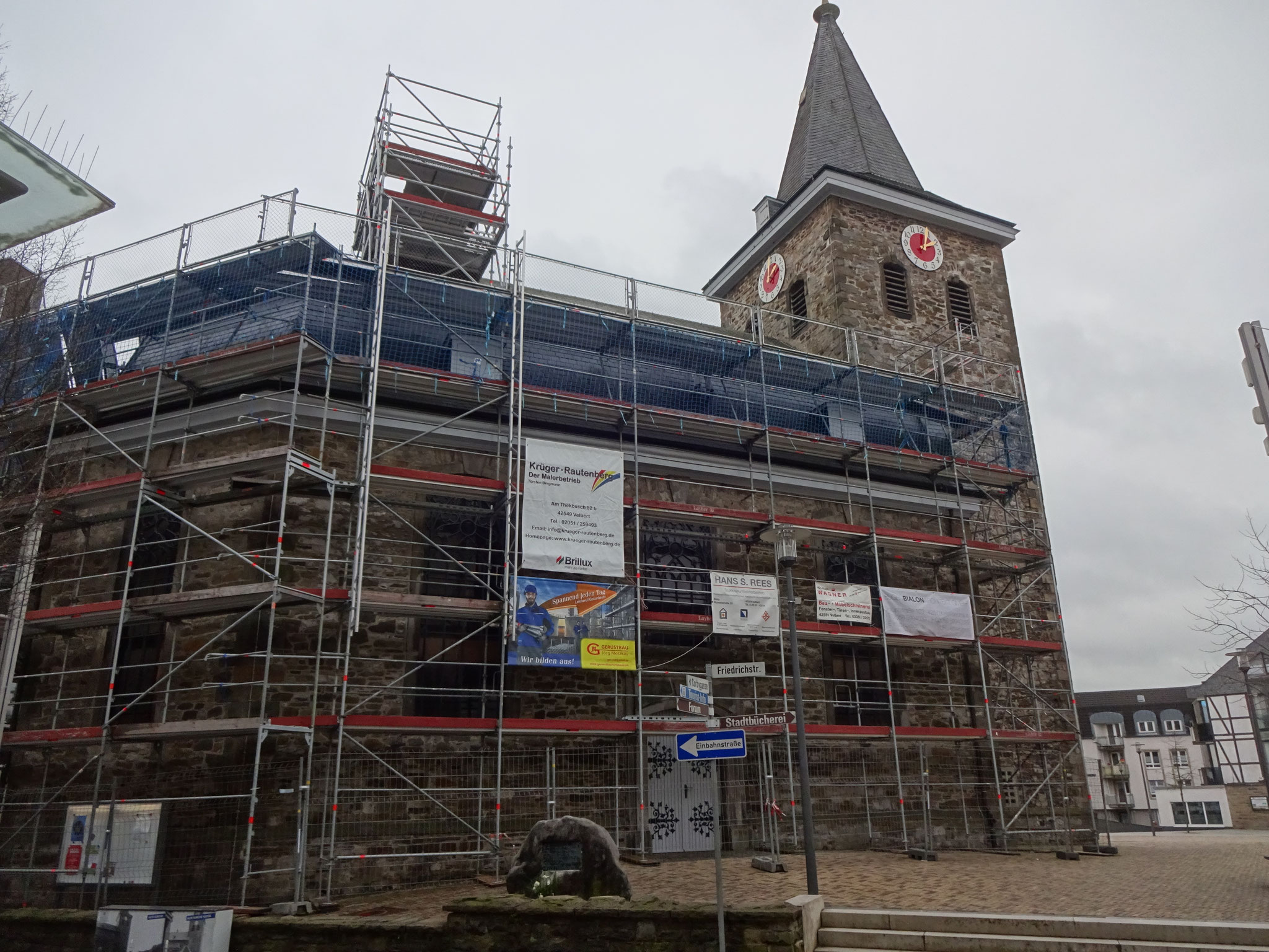 Gerüstebenen mit Absturzsicherung an der Alten Kirche