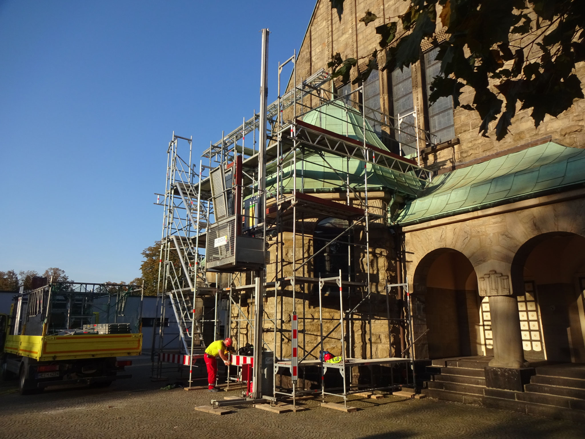 Eingerüstete Kirche – Gerüstbau am denkmalgeschützten Sakralbau